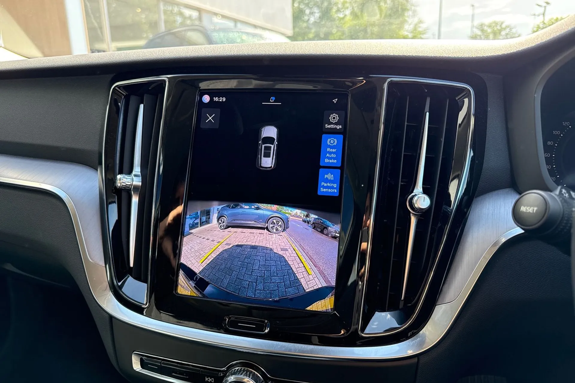 Volvo V60 thumbnail image number 4