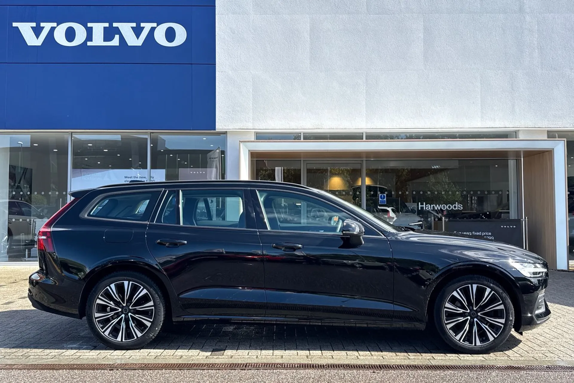 Volvo V60 thumbnail image number 2