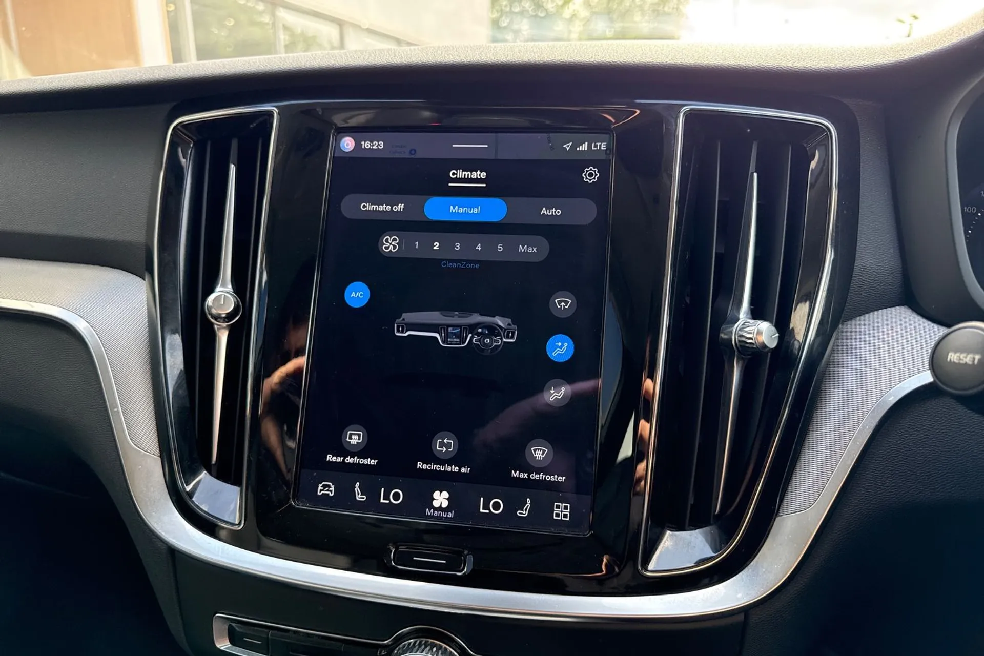 Volvo V60 thumbnail image number 38