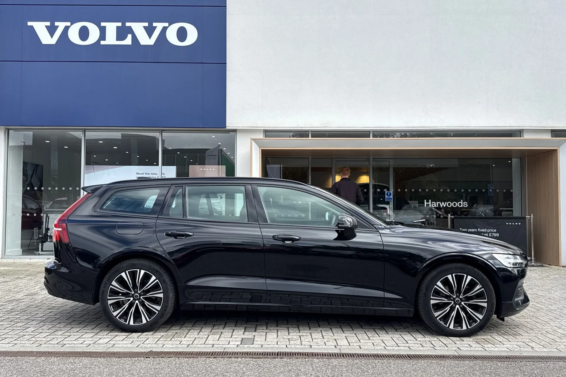 Volvo V60 thumbnail image number 2