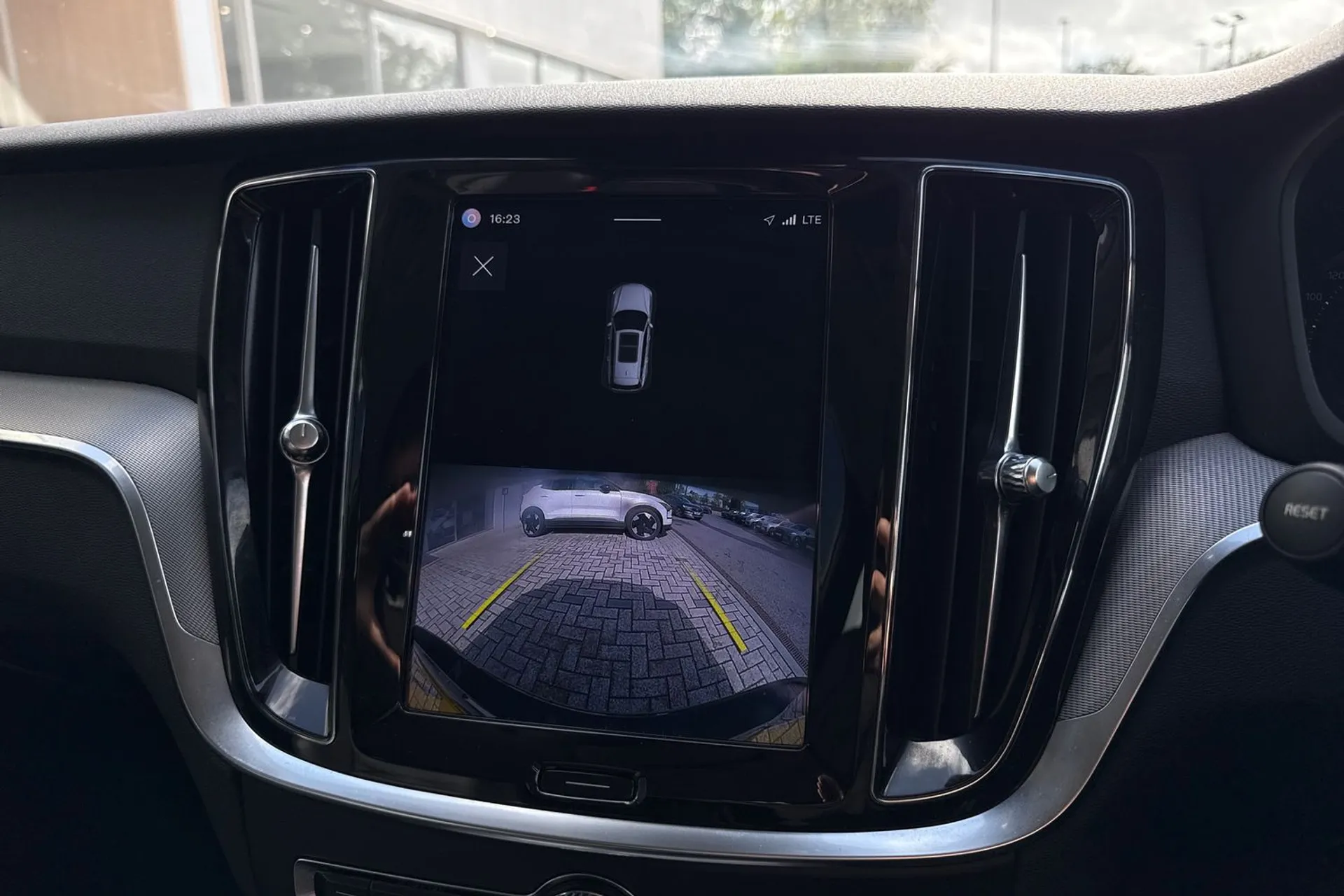 Volvo V60 thumbnail image number 4