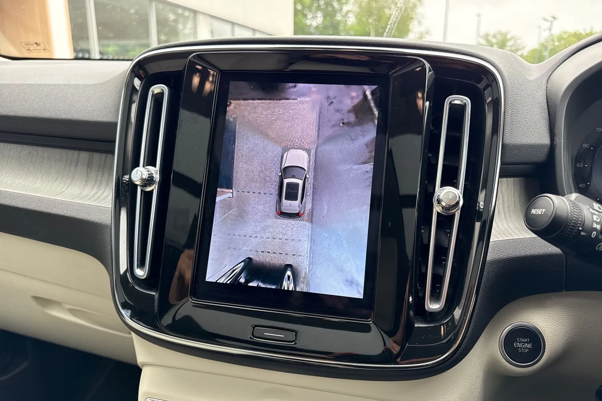 Volvo XC40 thumbnail image number 4