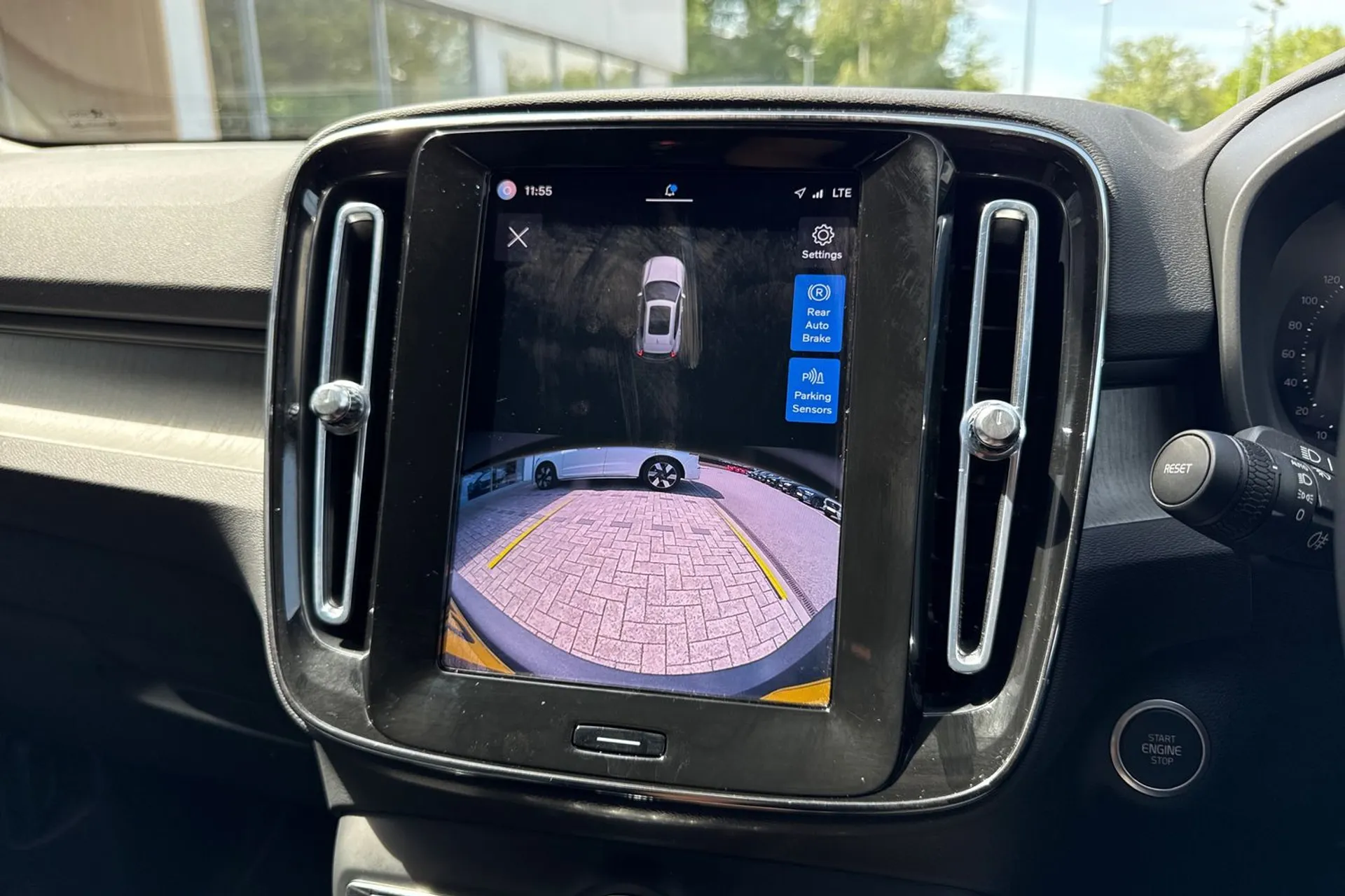 Volvo XC40 thumbnail image number 4