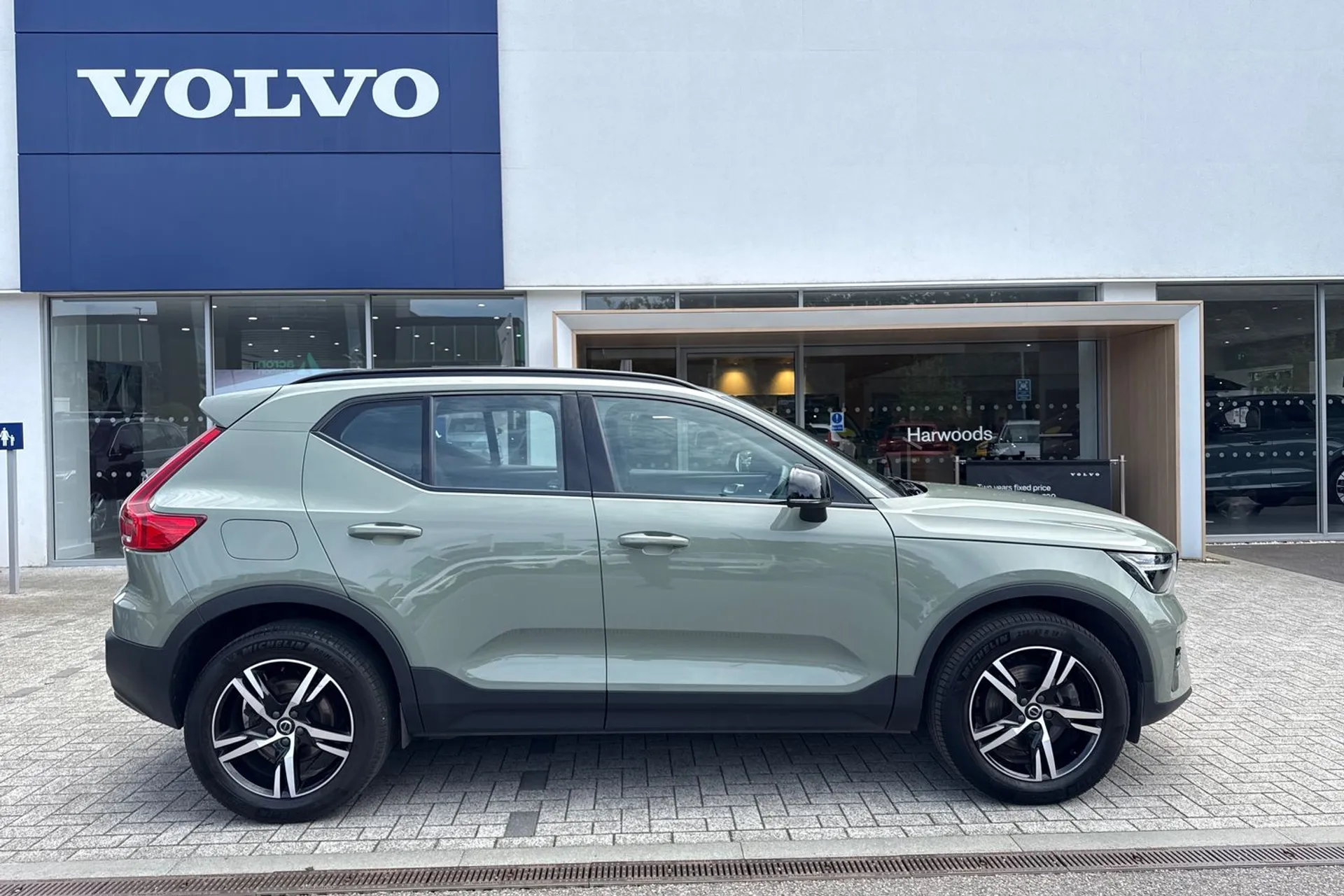 Volvo XC40 thumbnail image number 2