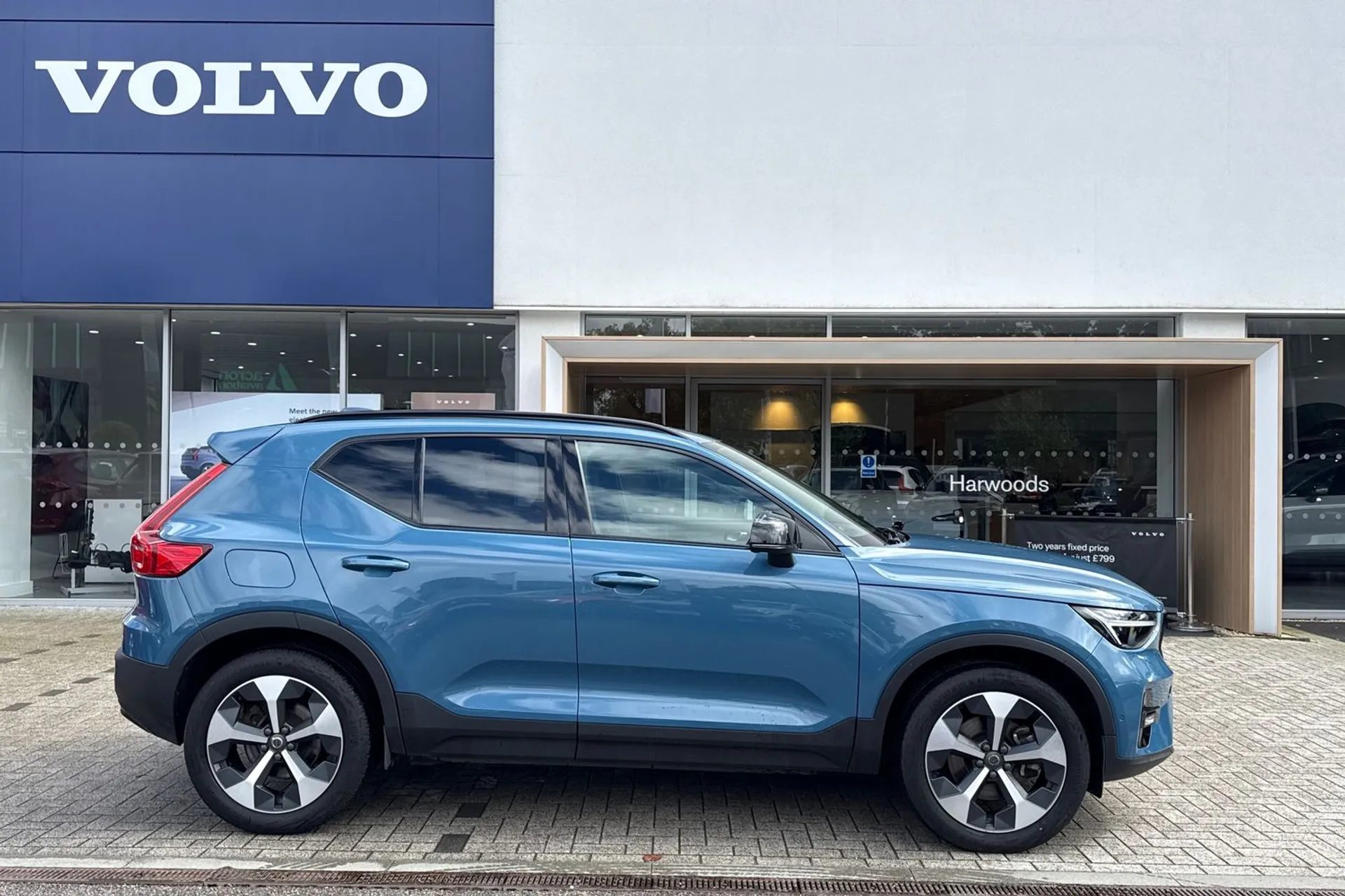 Volvo XC40 thumbnail image number 2
