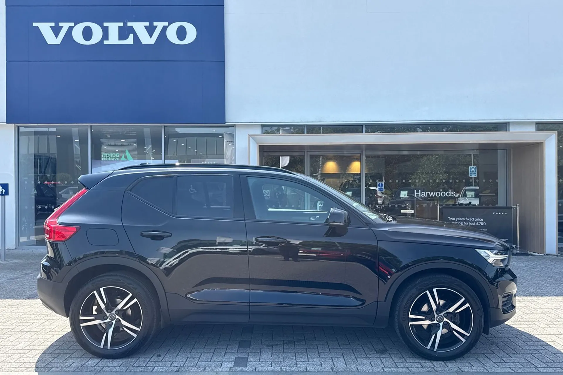 Volvo XC40 thumbnail image number 2