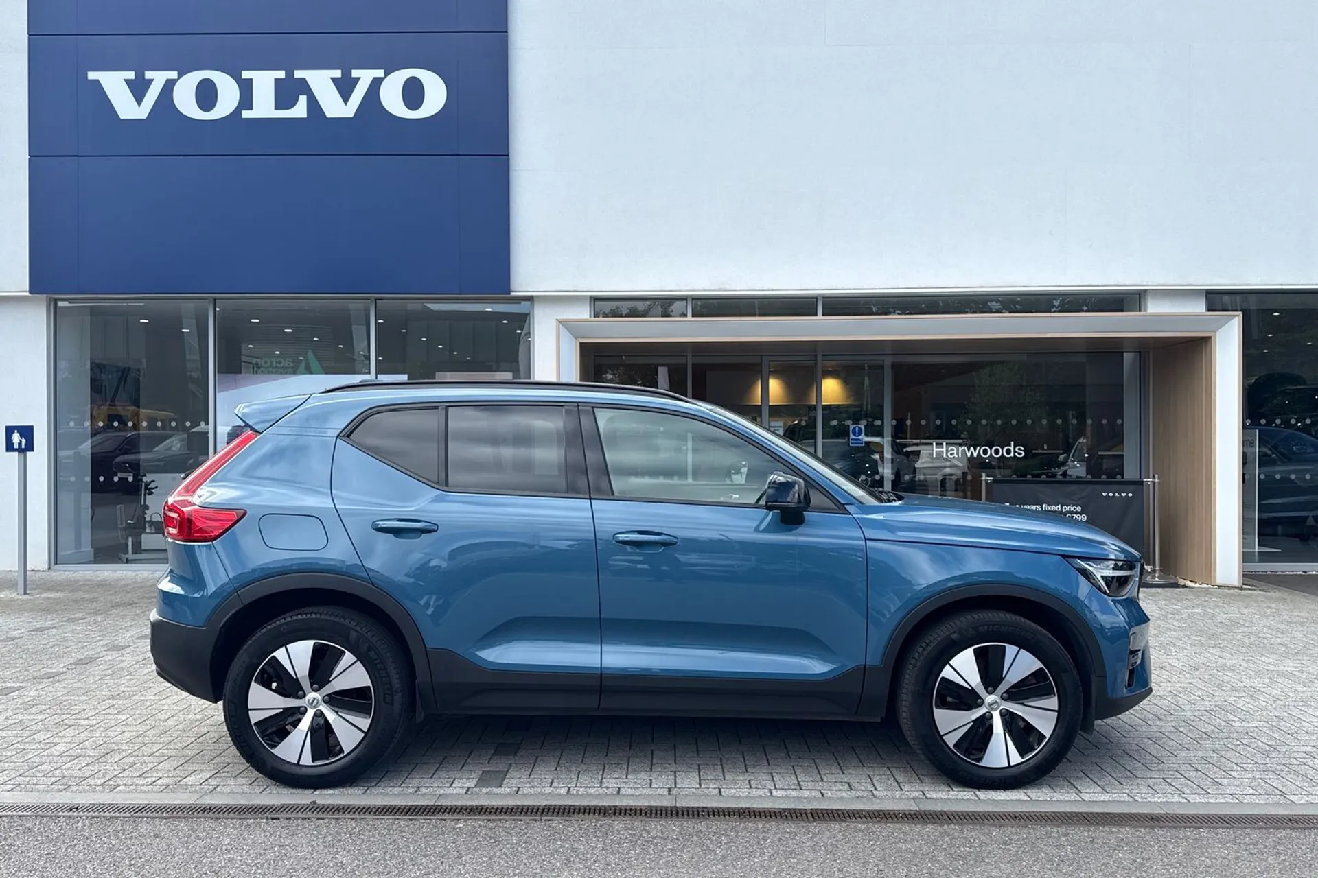 Volvo XC40 thumbnail image number 2