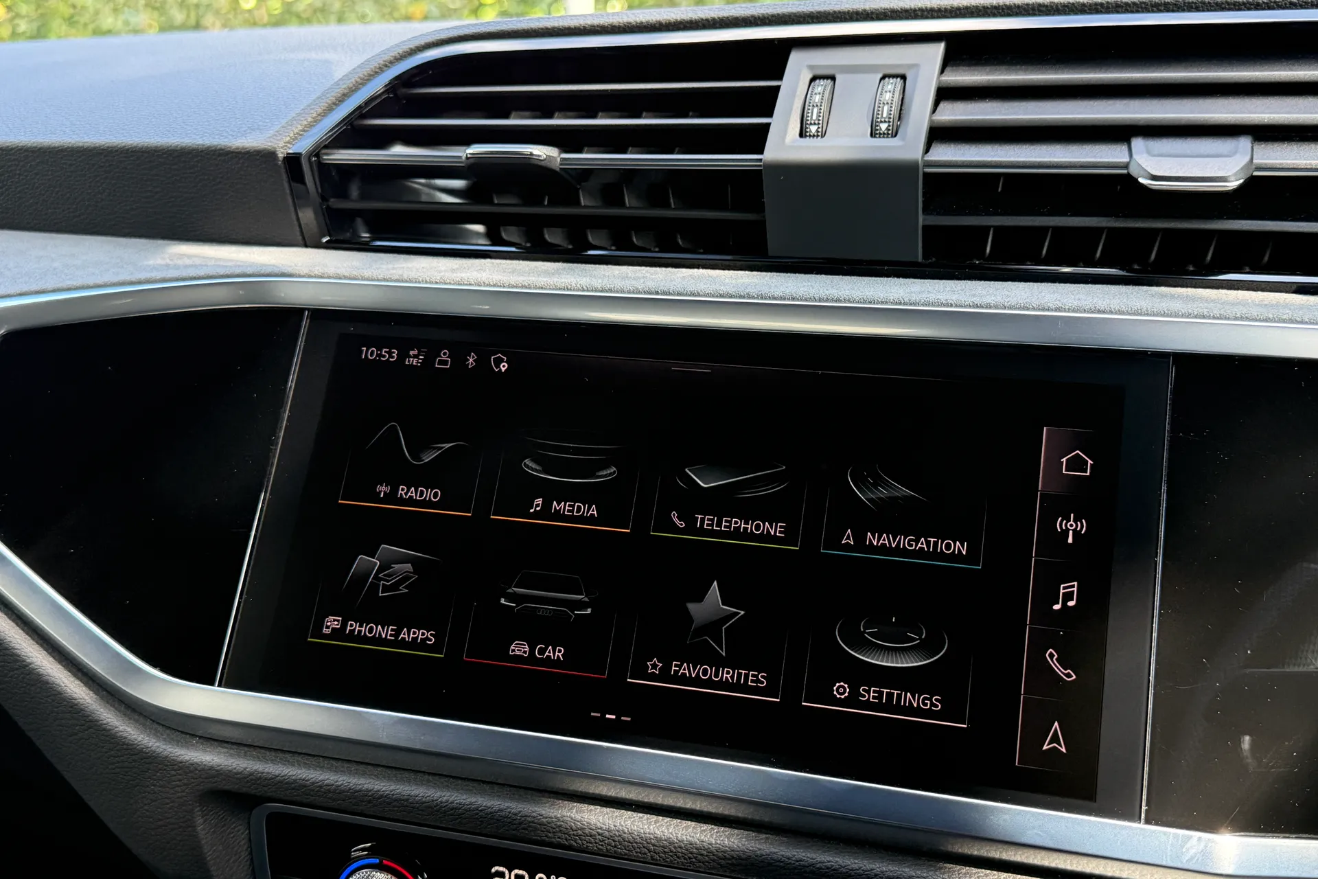 Audi Q3 thumbnail image number 31