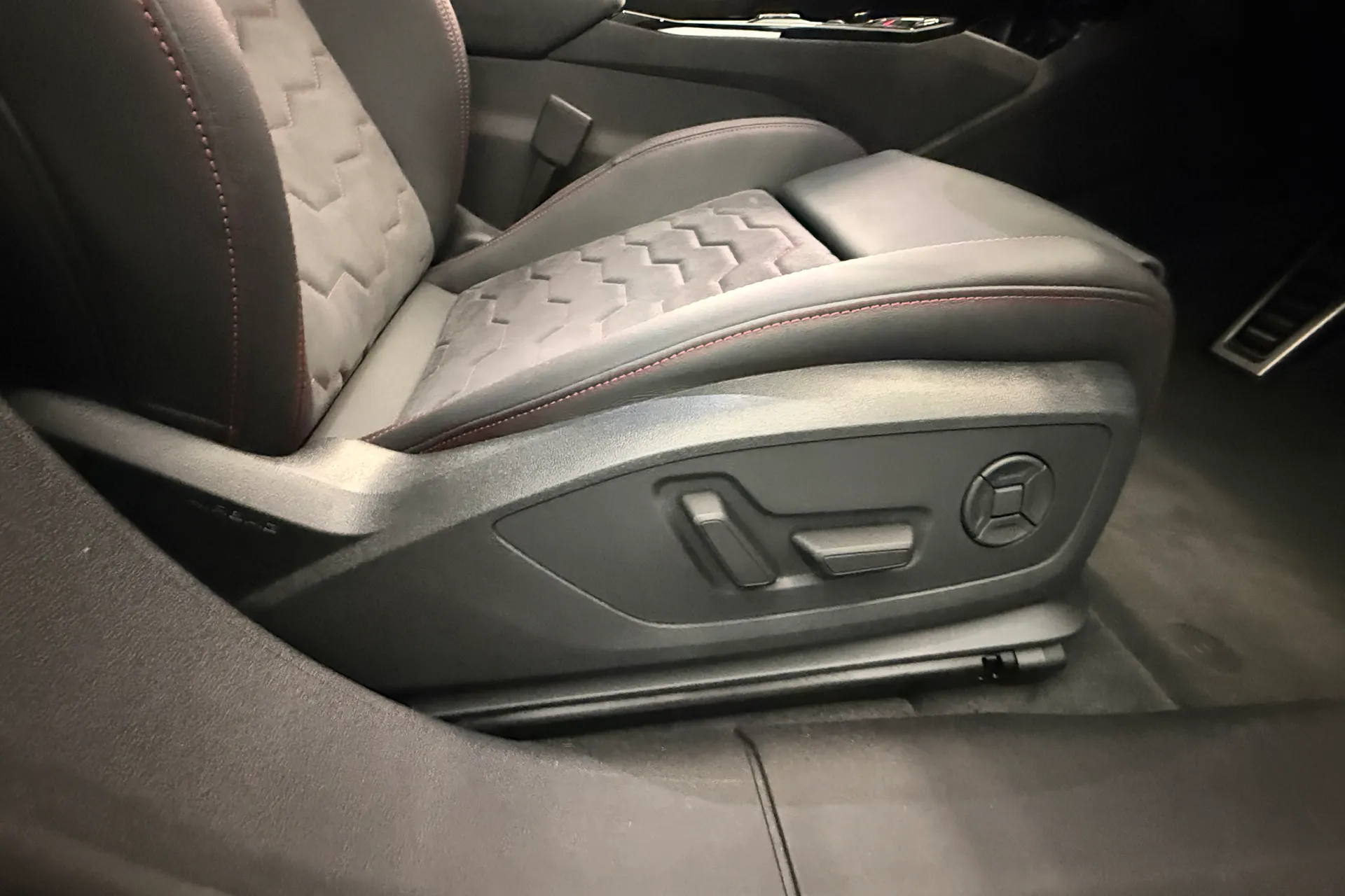 Audi A6 thumbnail image number 34