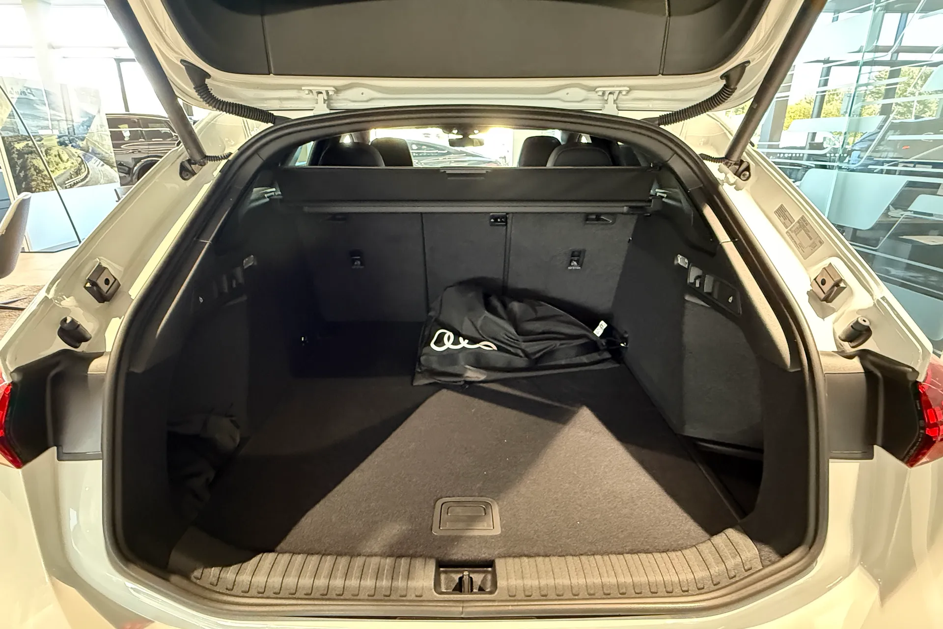 Audi A6 thumbnail image number 36