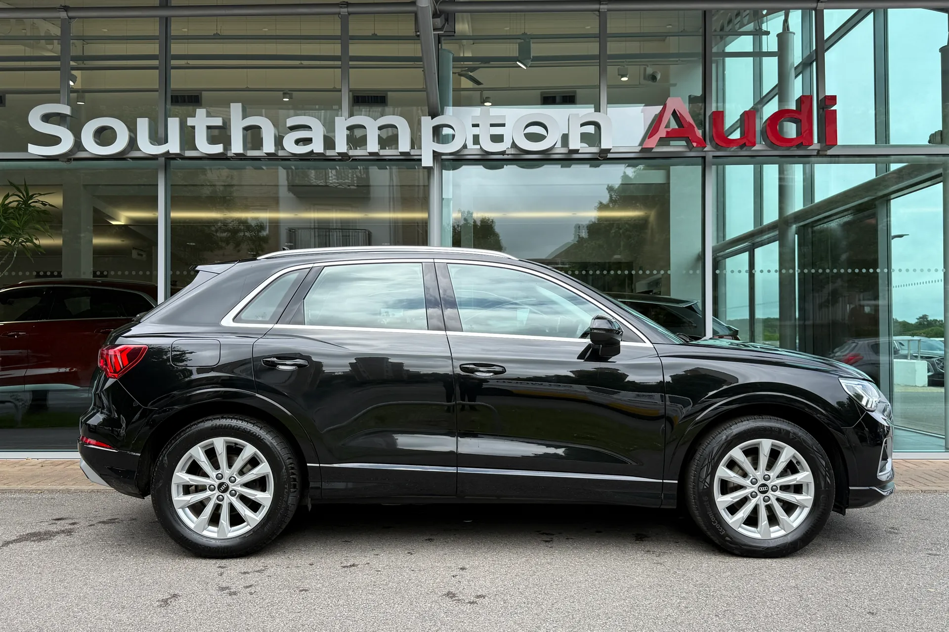 Audi Q3 thumbnail image number 2