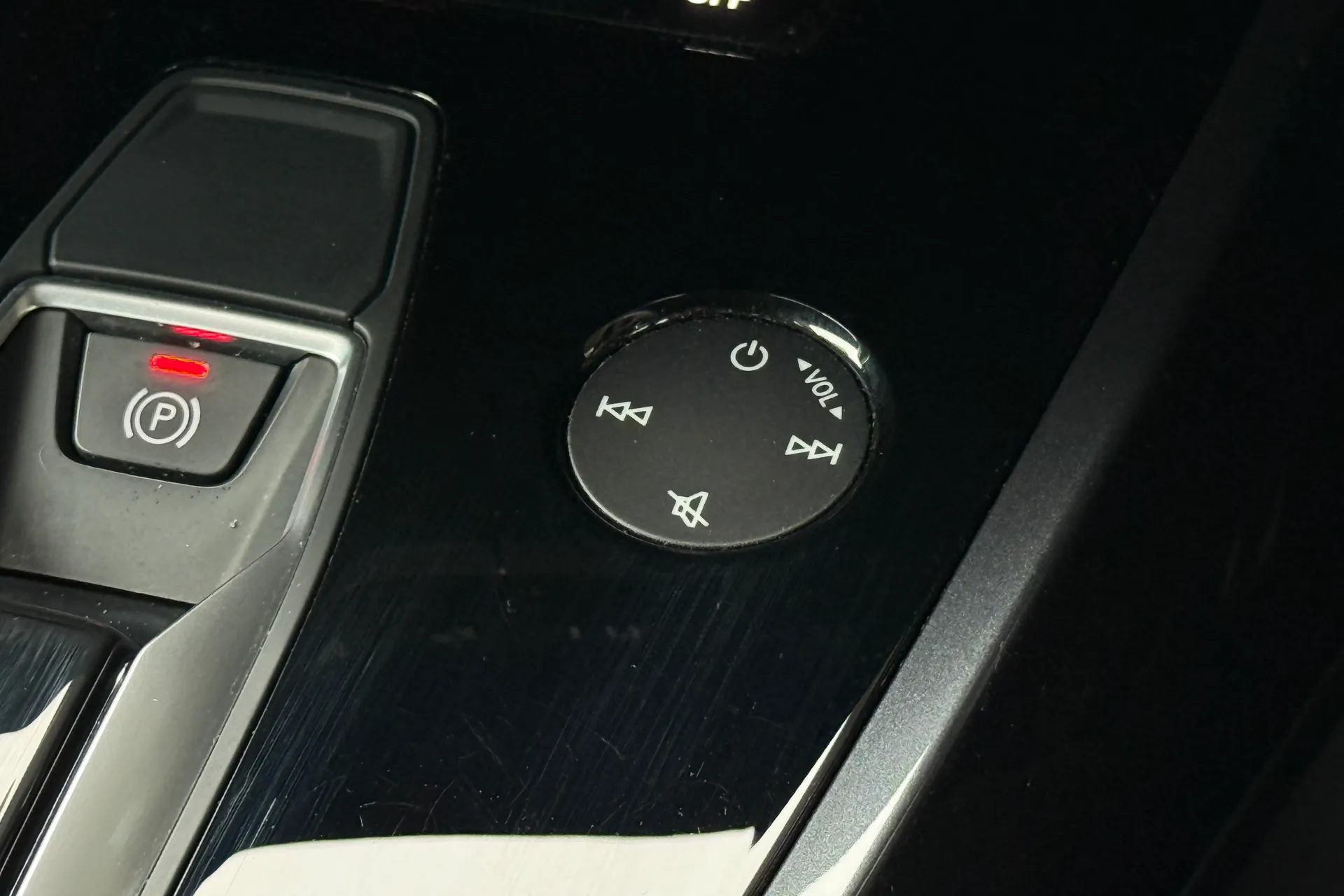 Audi Q4 thumbnail image number 24