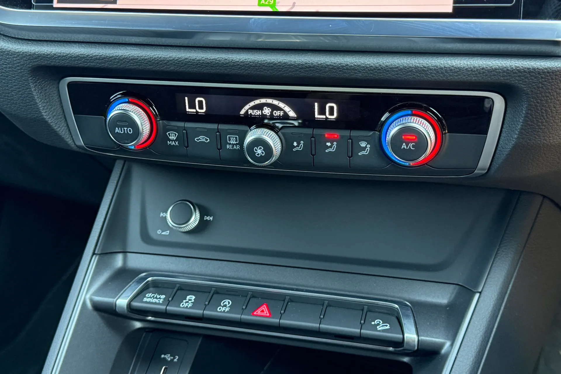 Audi Q3 thumbnail image number 17