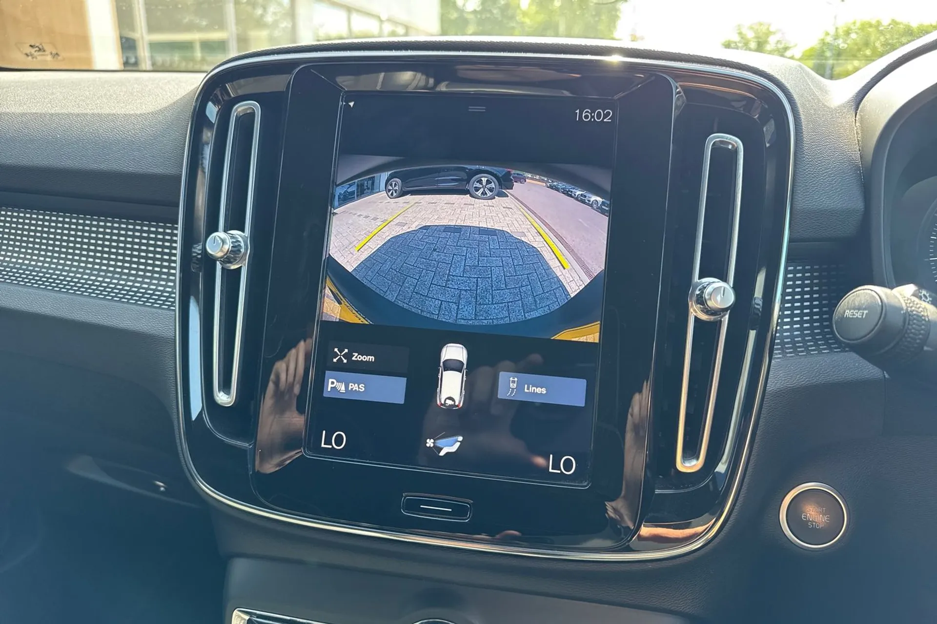 Volvo XC40 thumbnail image number 4