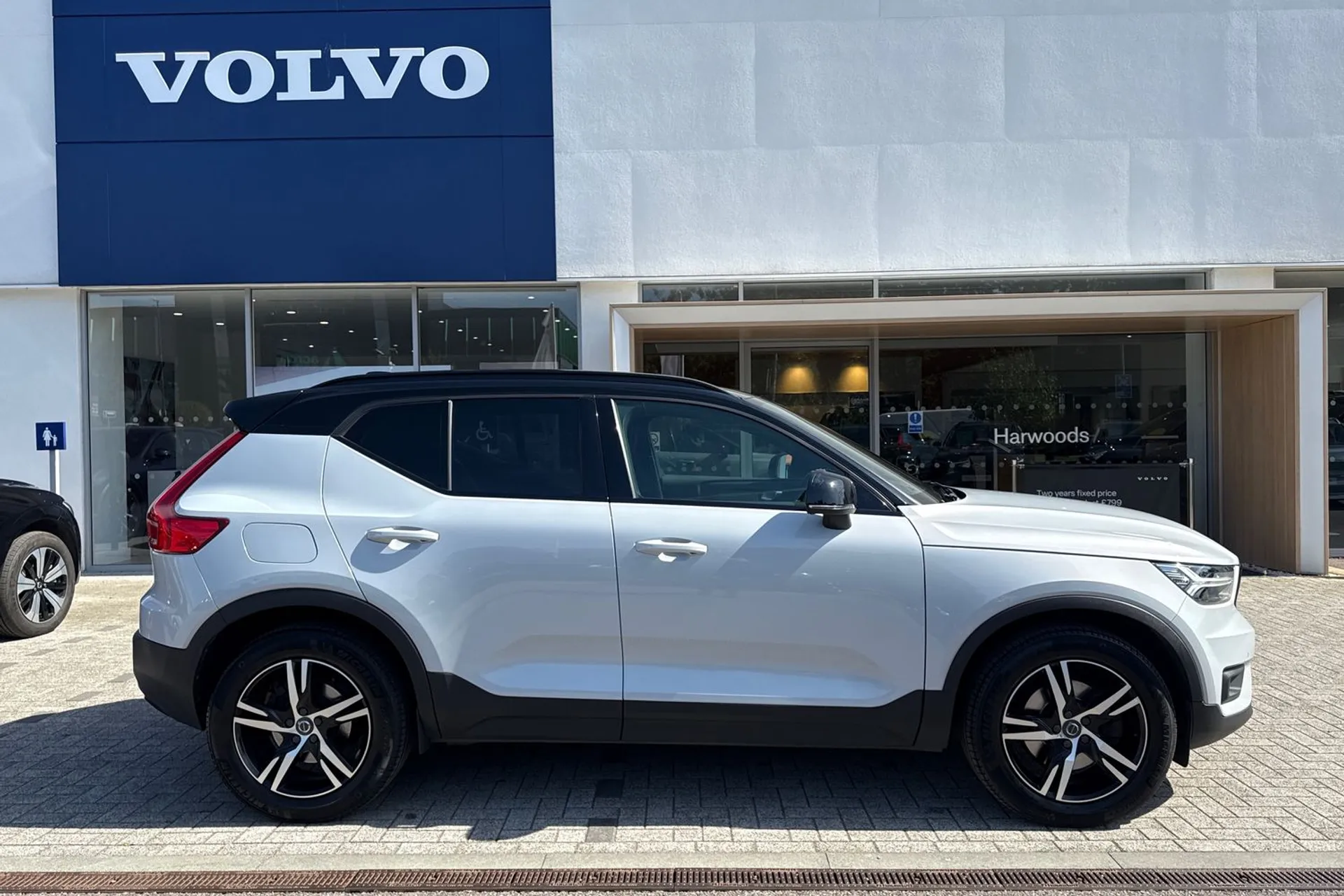Volvo XC40 thumbnail image number 2