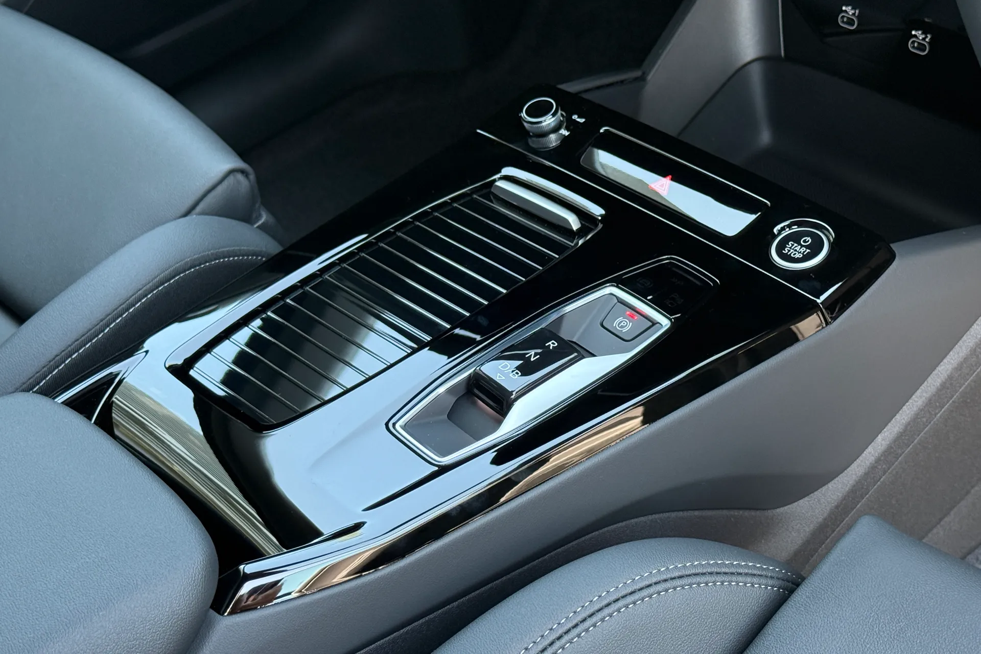Audi Q6 e-tron thumbnail image number 27