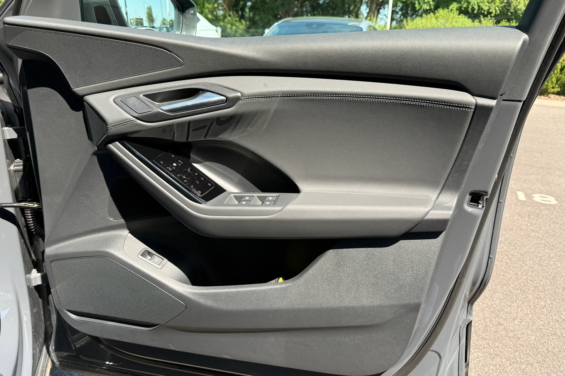 Audi Q6 e-tron thumbnail image number 28