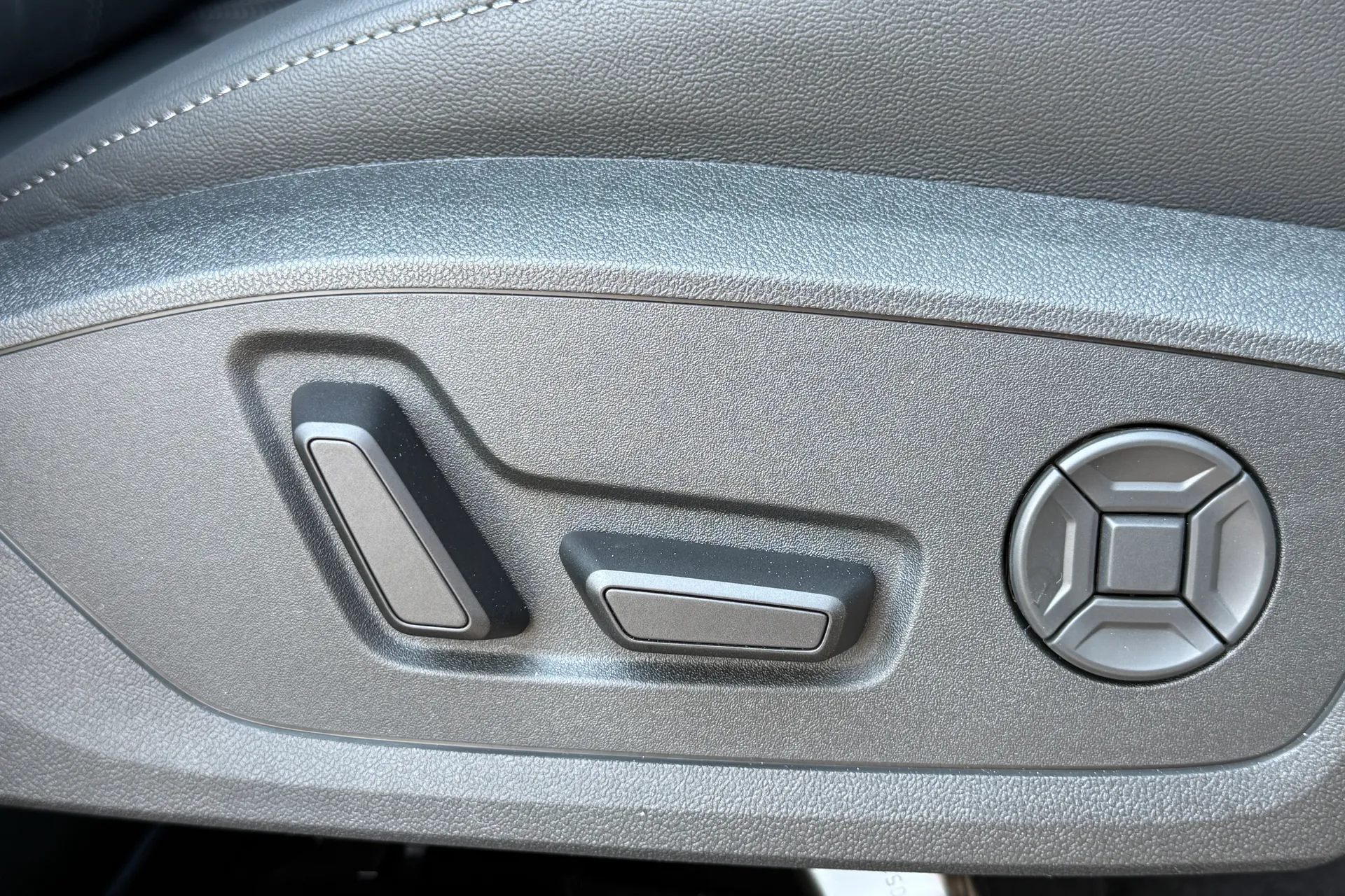 Audi Q6 e-tron thumbnail image number 24