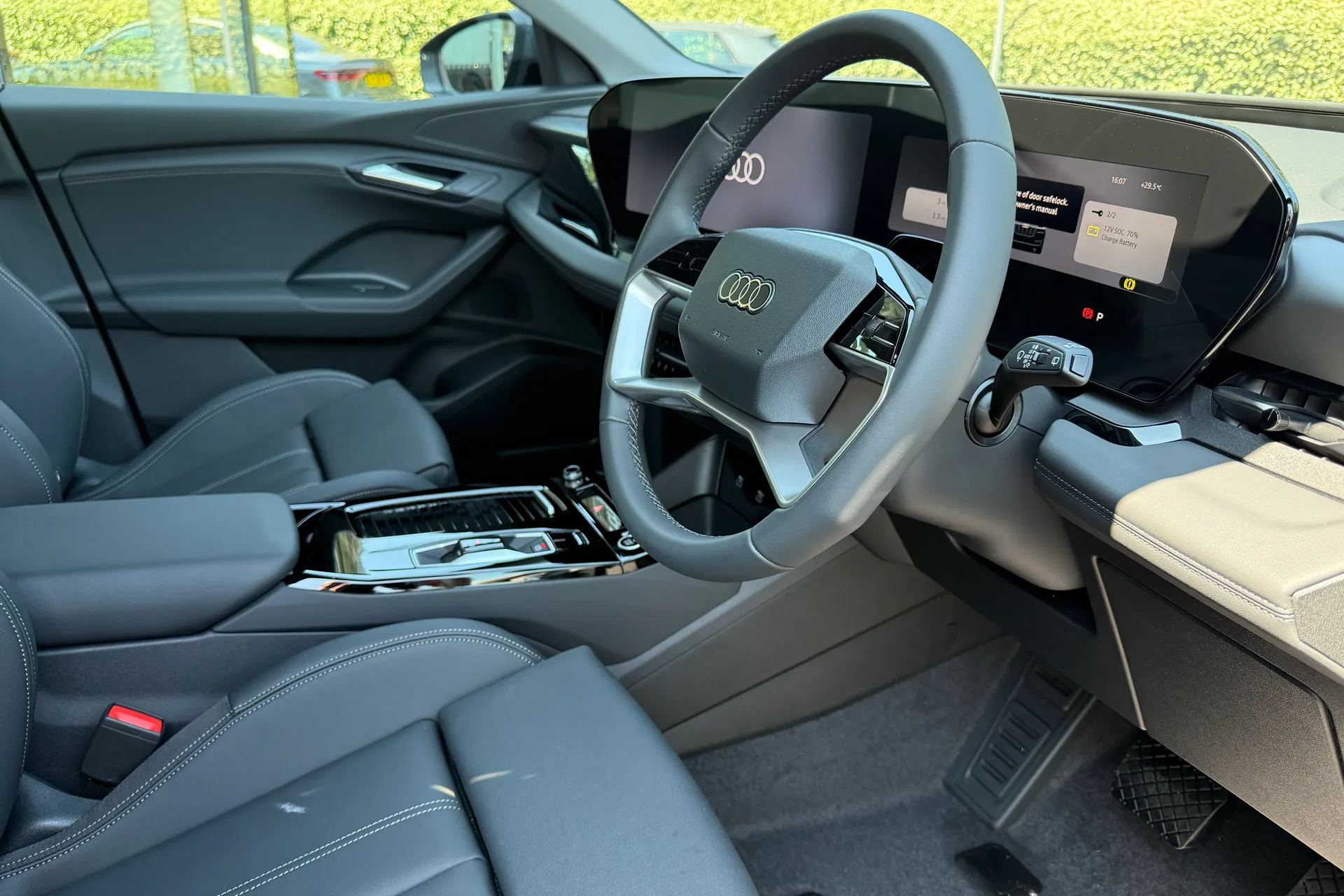 Audi Q6 e-tron thumbnail image number 18