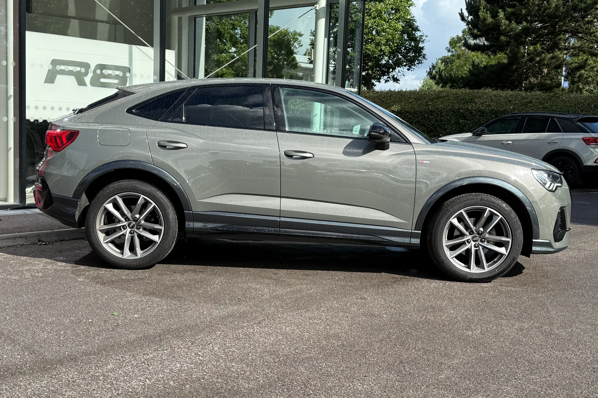 Audi Q3 thumbnail image number 2