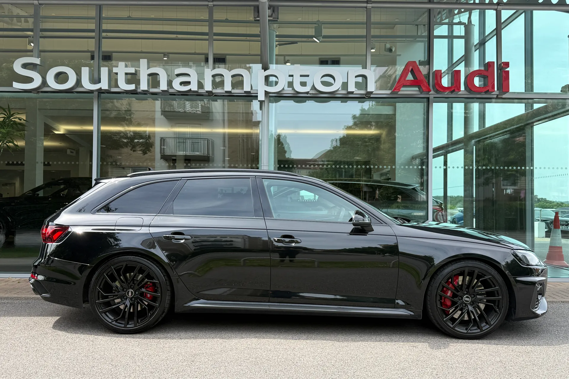 Audi RS4 Avant thumbnail image number 2