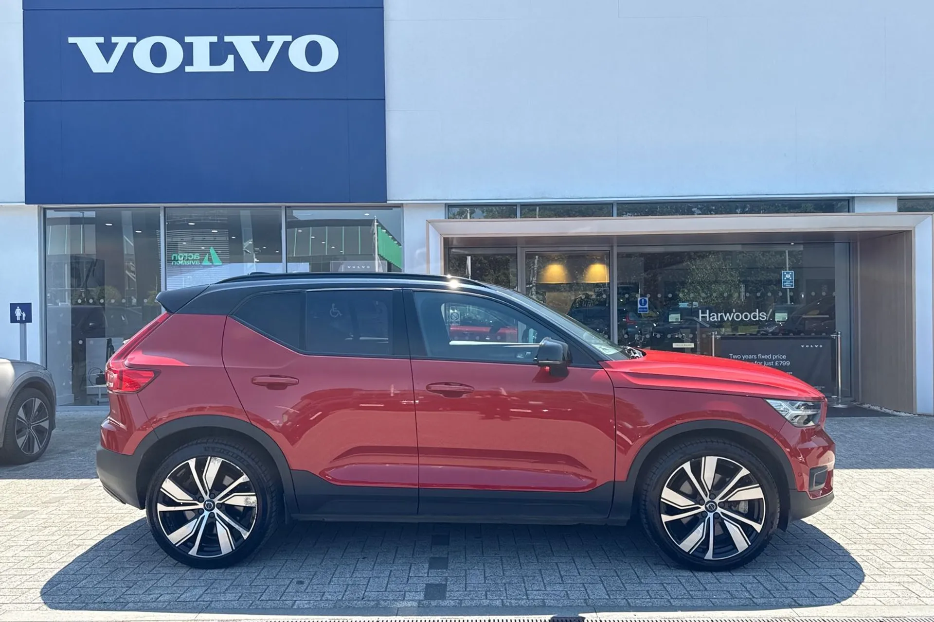 Volvo XC40 thumbnail image number 2