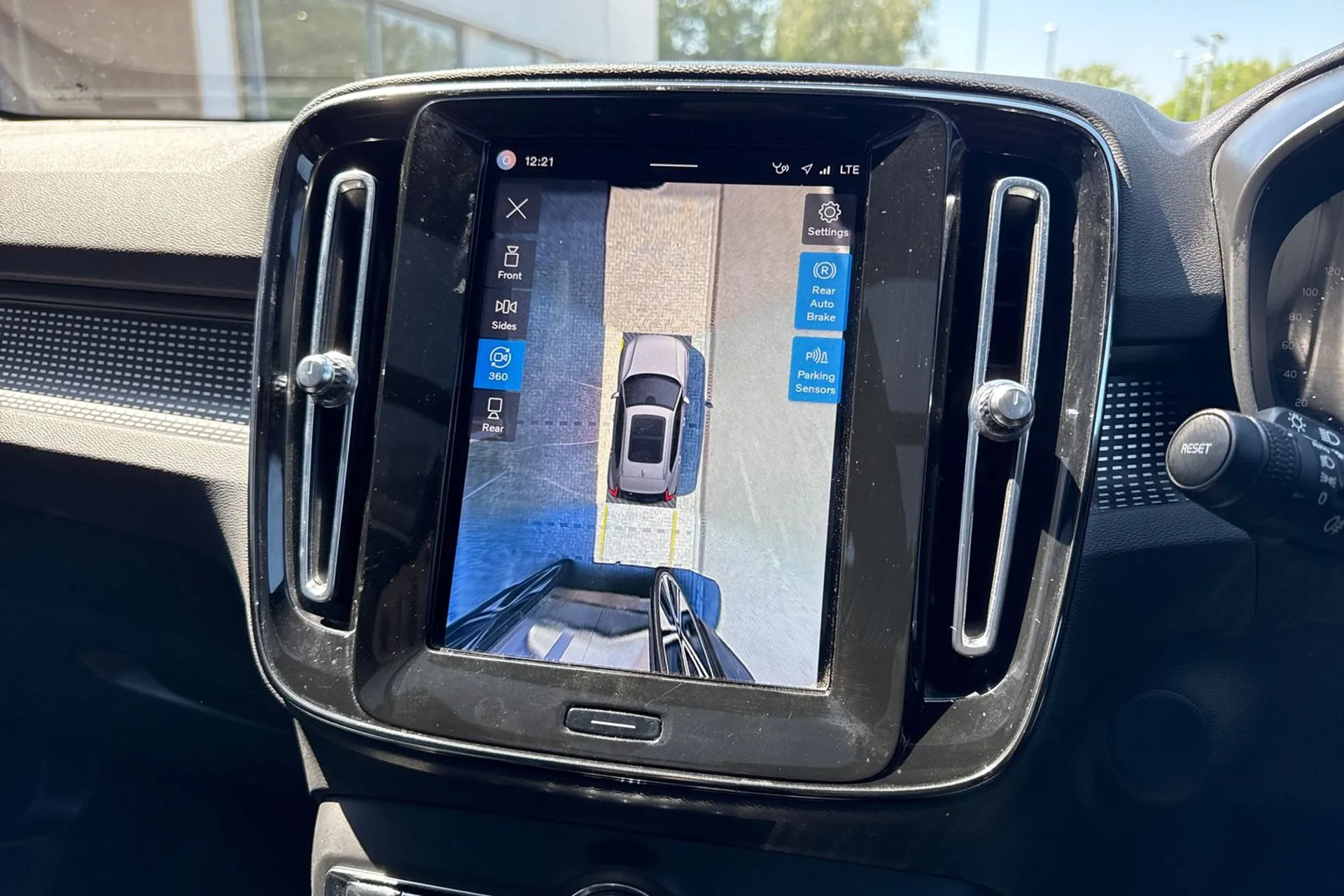 Volvo XC40 thumbnail image number 4