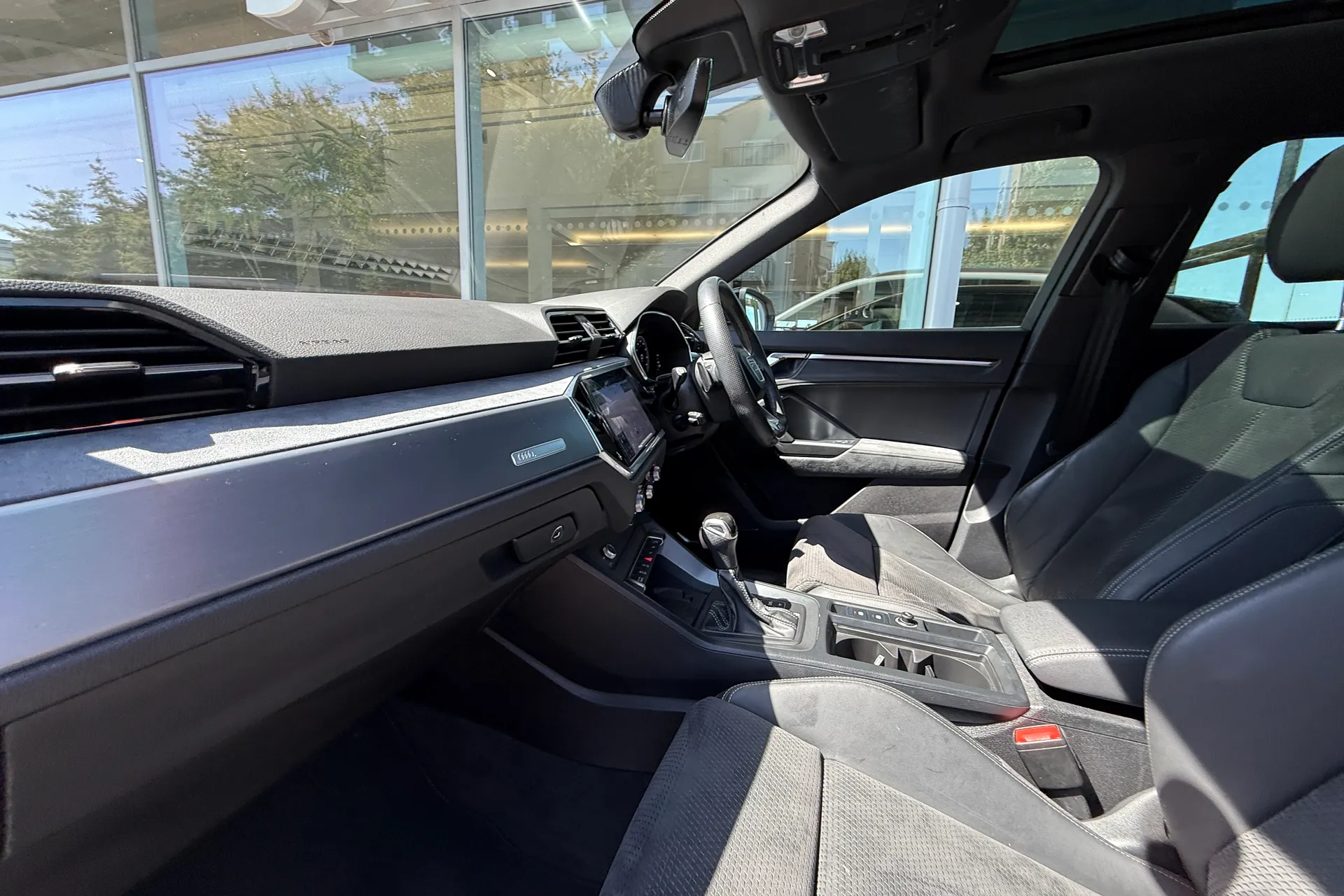 Audi Q3 thumbnail image number 2