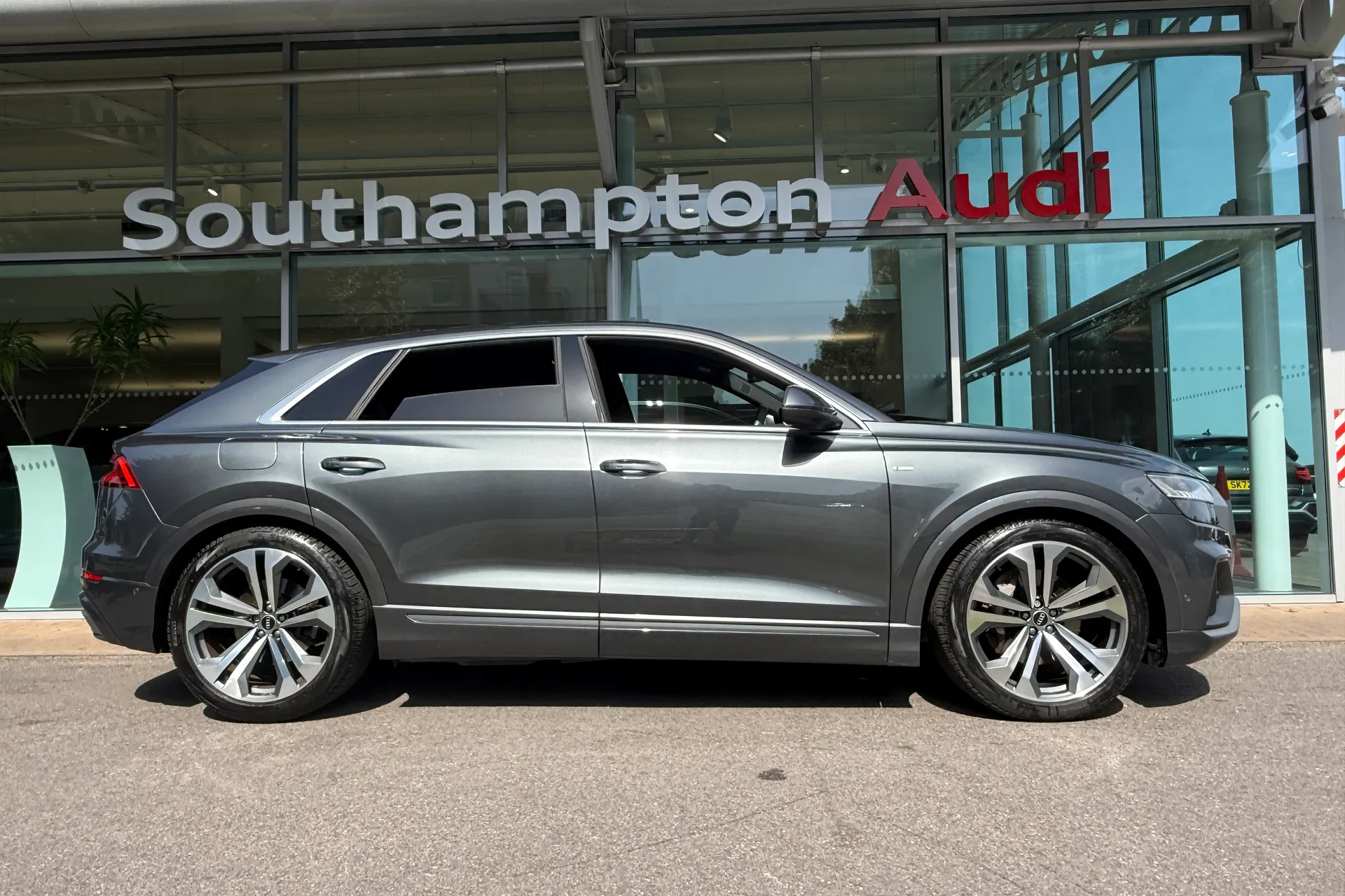 Audi Q8 thumbnail image number 2