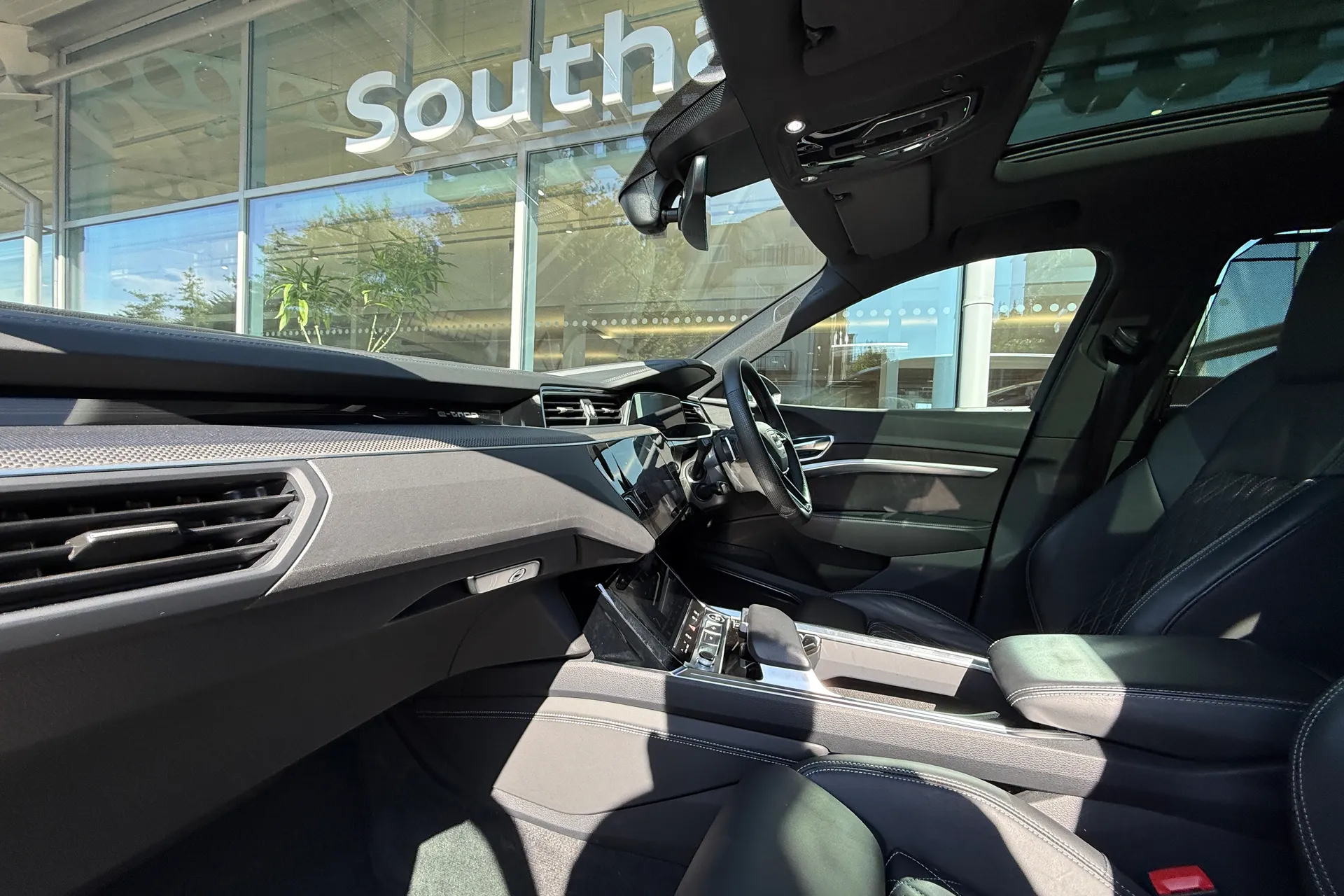 Audi Q8 thumbnail image number 2