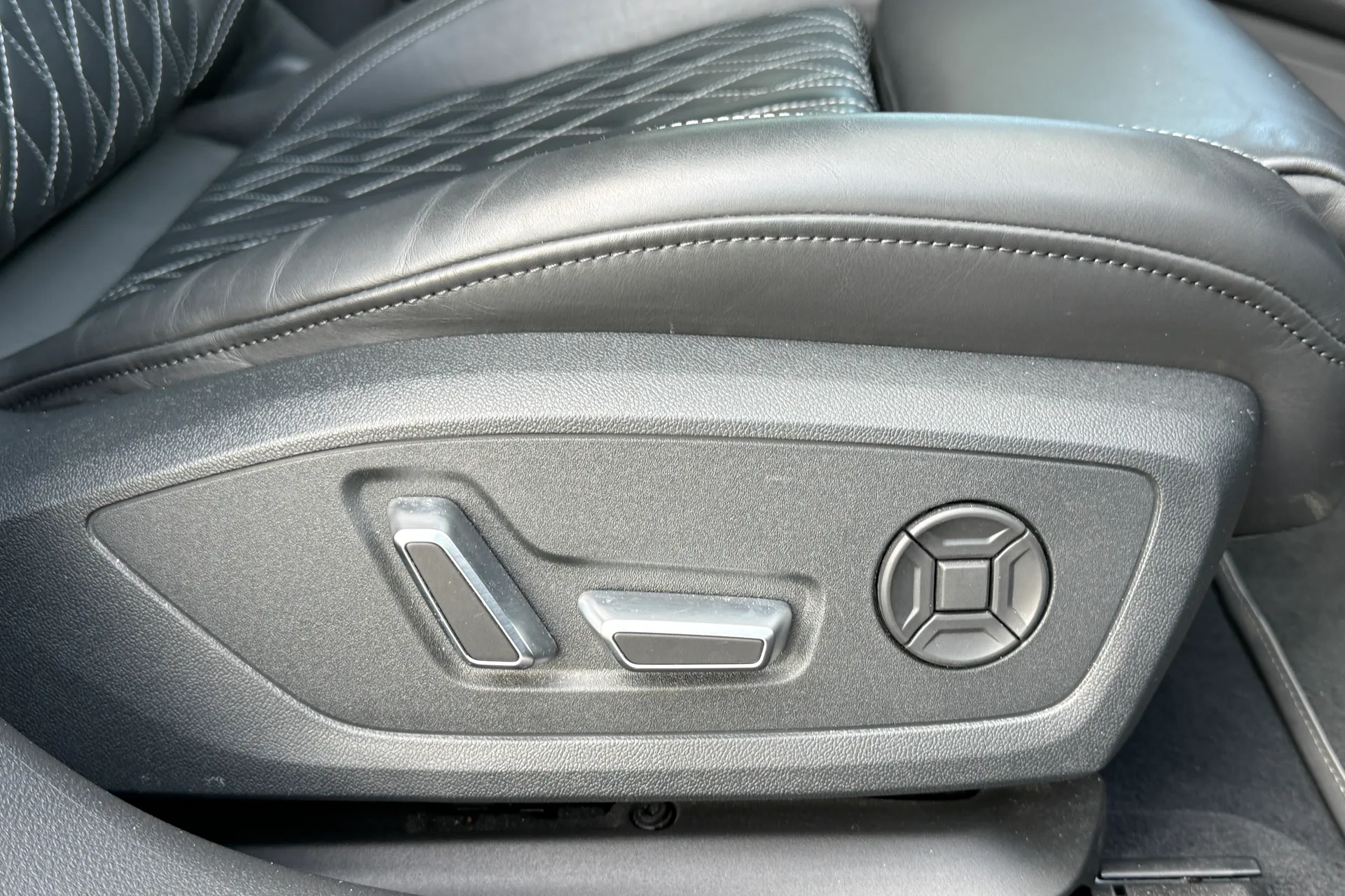 Audi A6 thumbnail image number 32