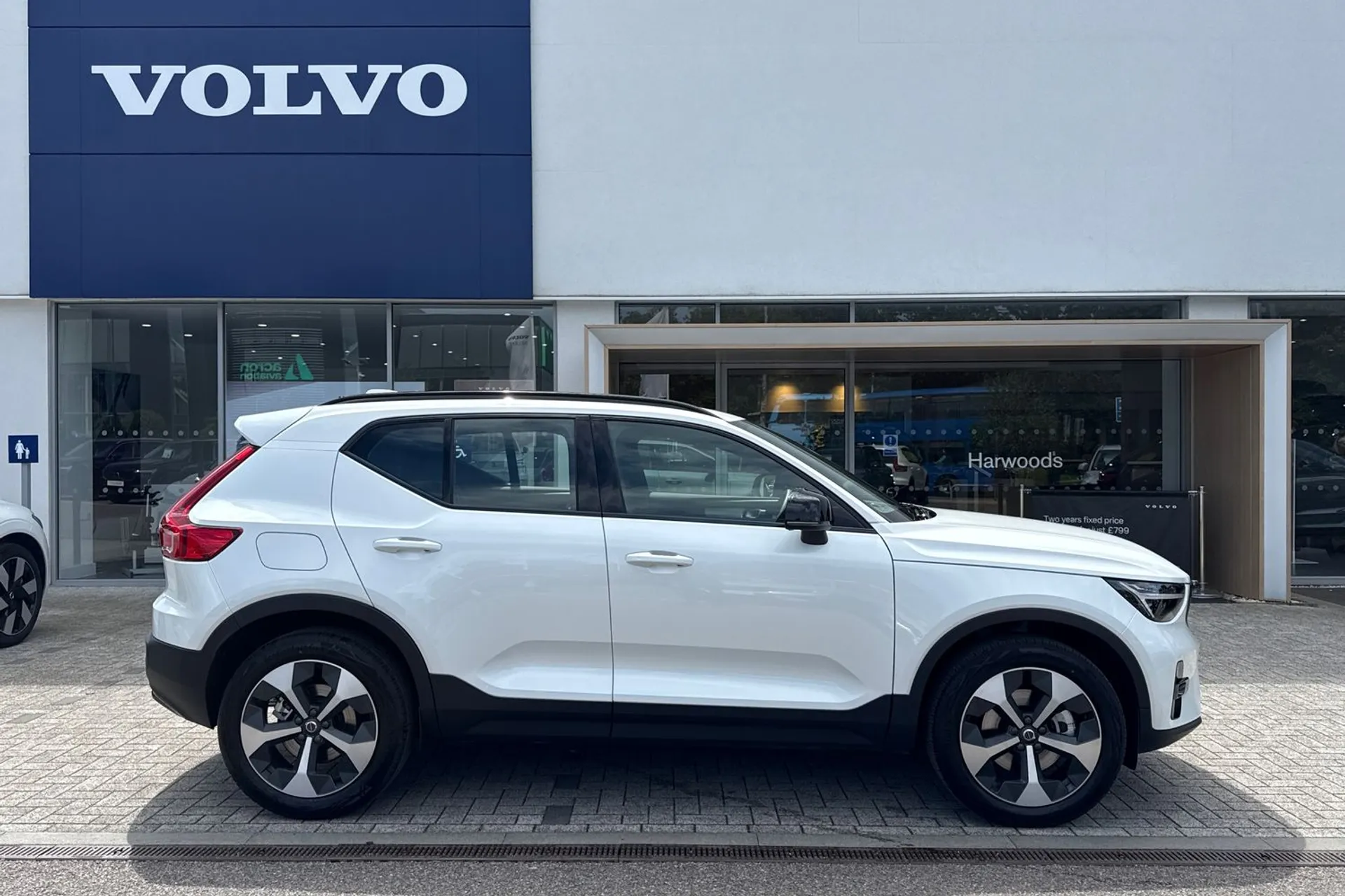 Volvo XC40 thumbnail image number 2