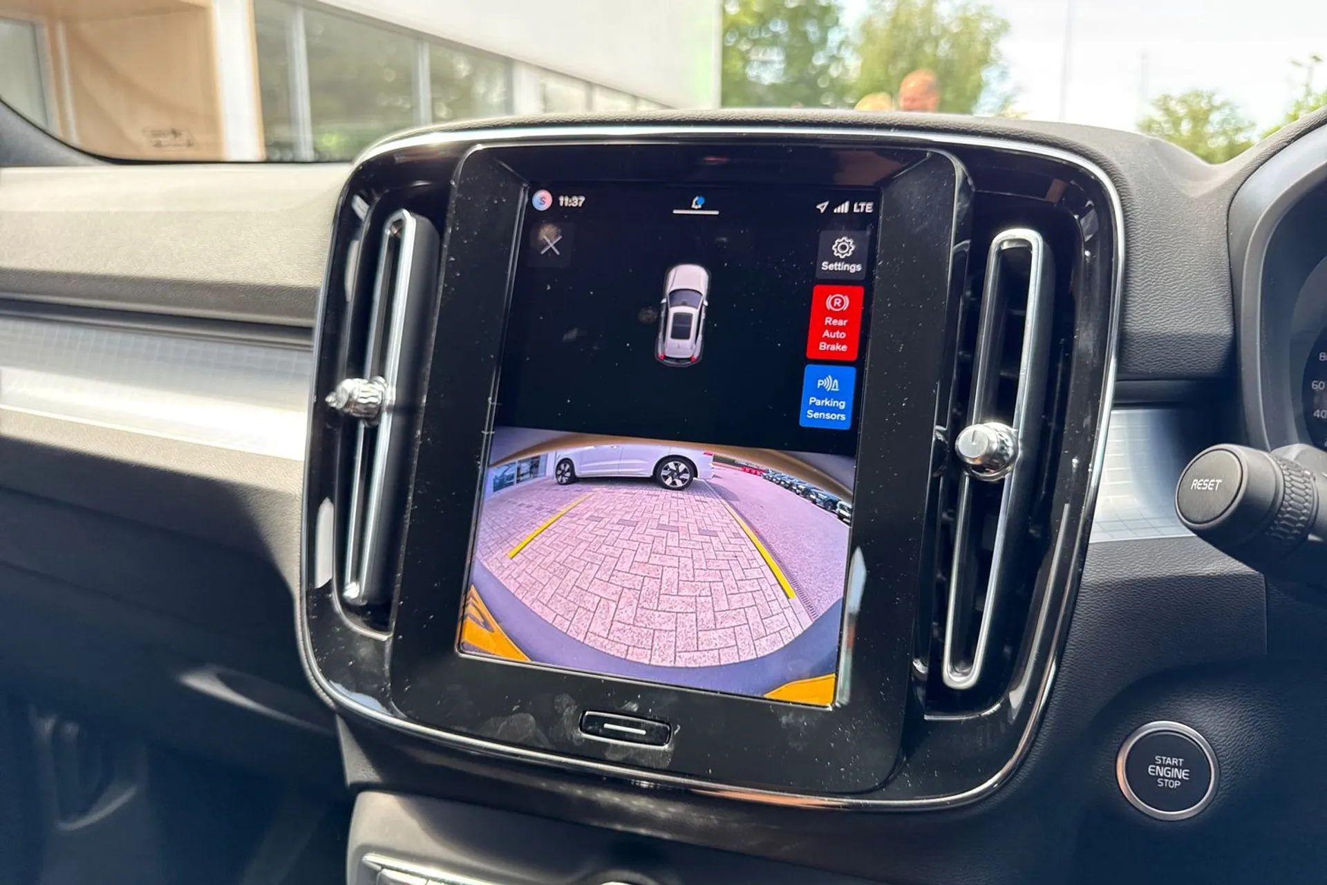 Volvo XC40 thumbnail image number 4