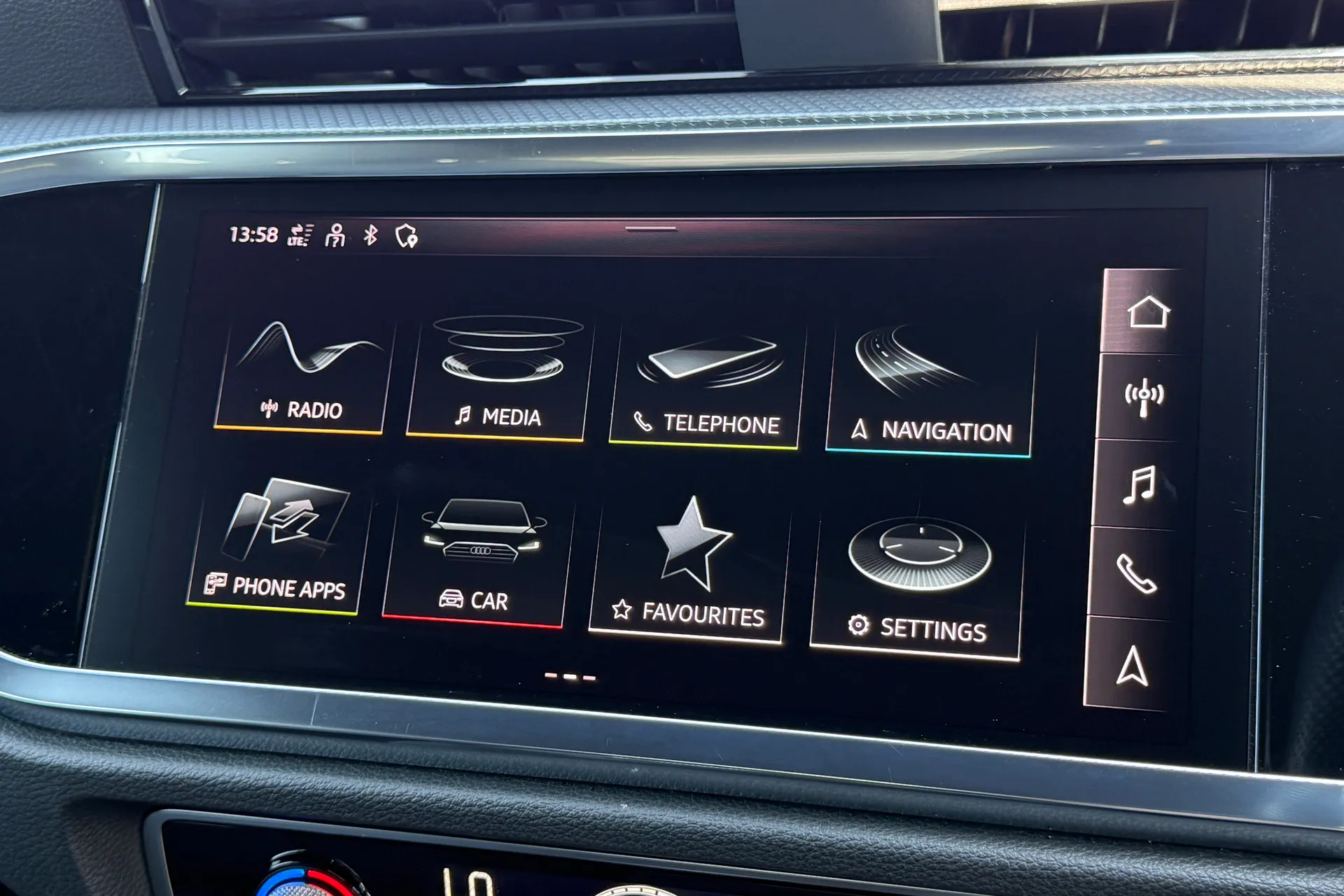 Audi Q3 thumbnail image number 14