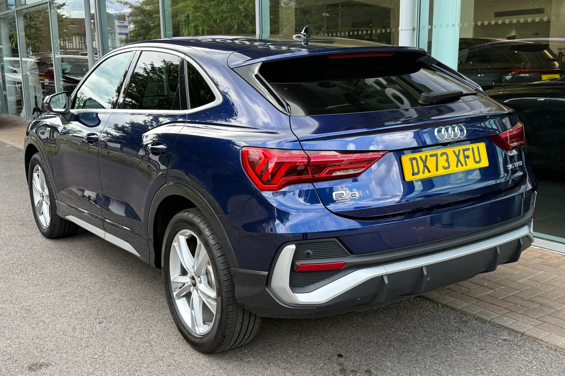 Audi Q3 thumbnail image number 14
