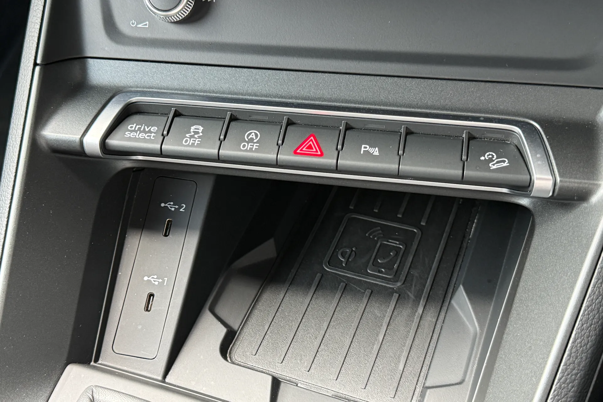 Audi Q3 thumbnail image number 25