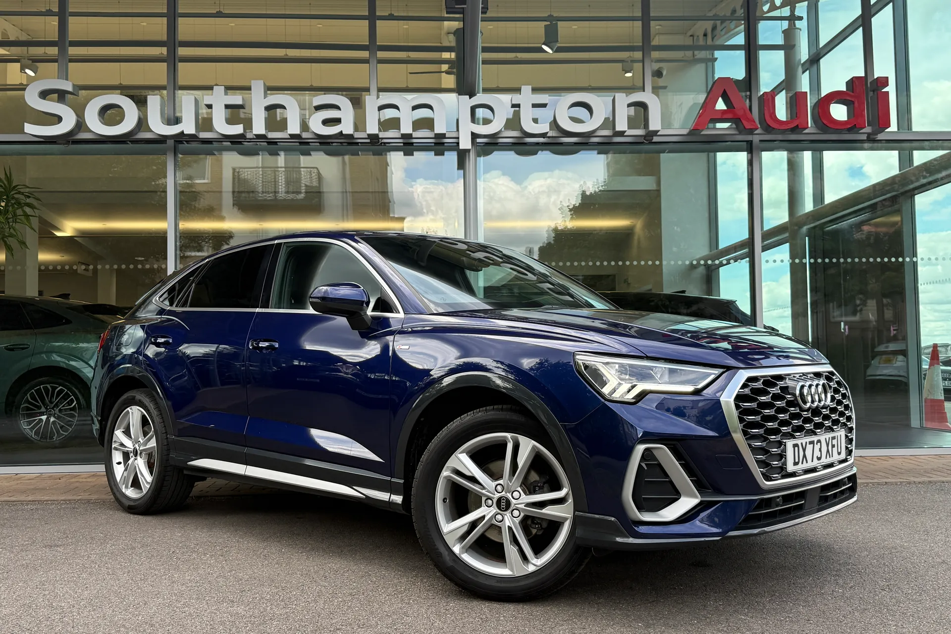 Audi Q3 thumbnail image number 2