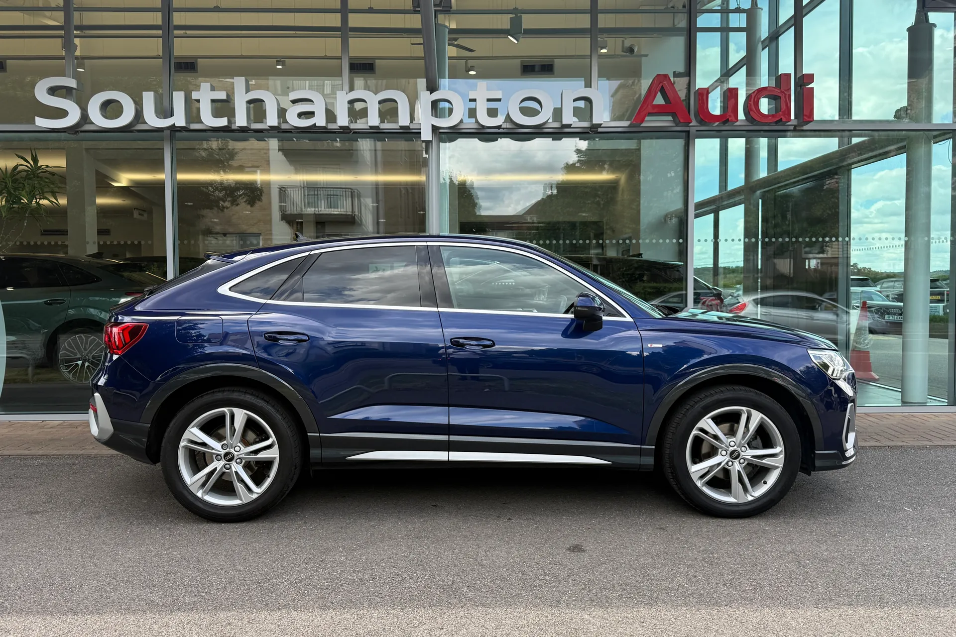 Audi Q3 thumbnail image number 3
