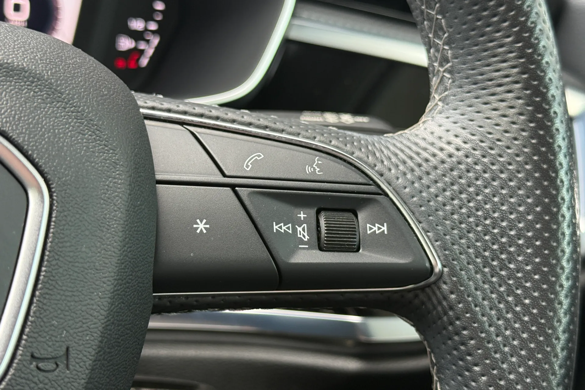 Audi Q3 thumbnail image number 17