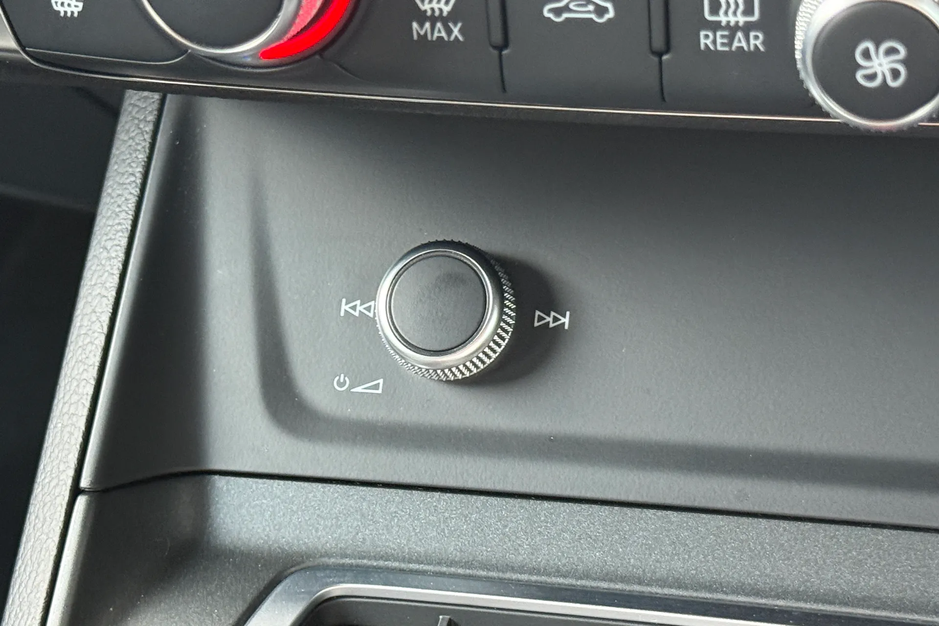 Audi Q3 thumbnail image number 26