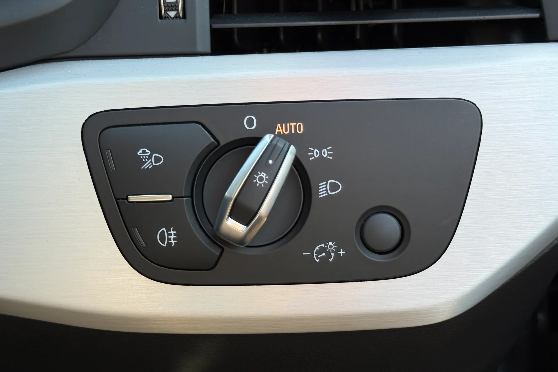 Audi A4 thumbnail image number 25