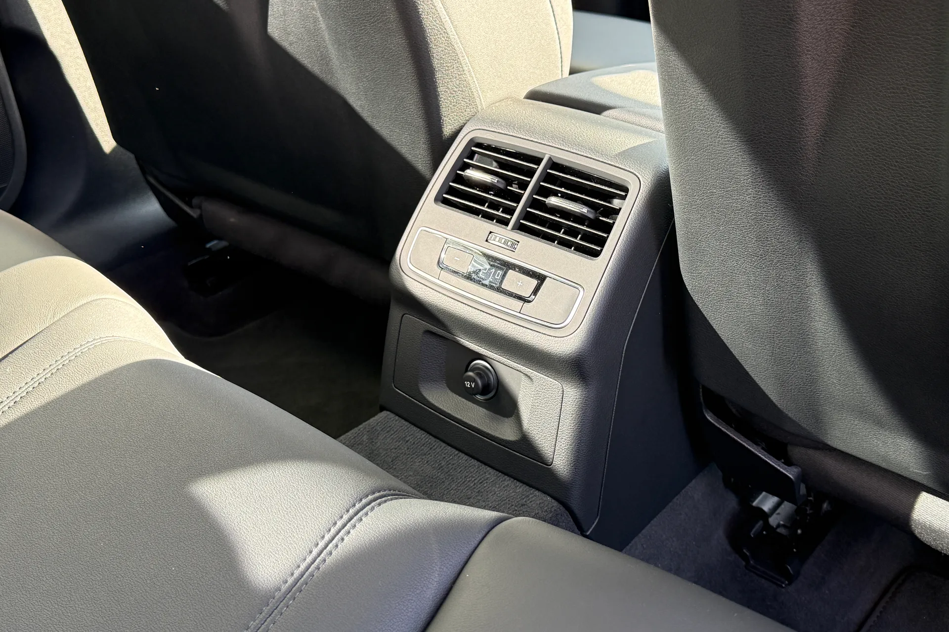 Audi A4 thumbnail image number 35