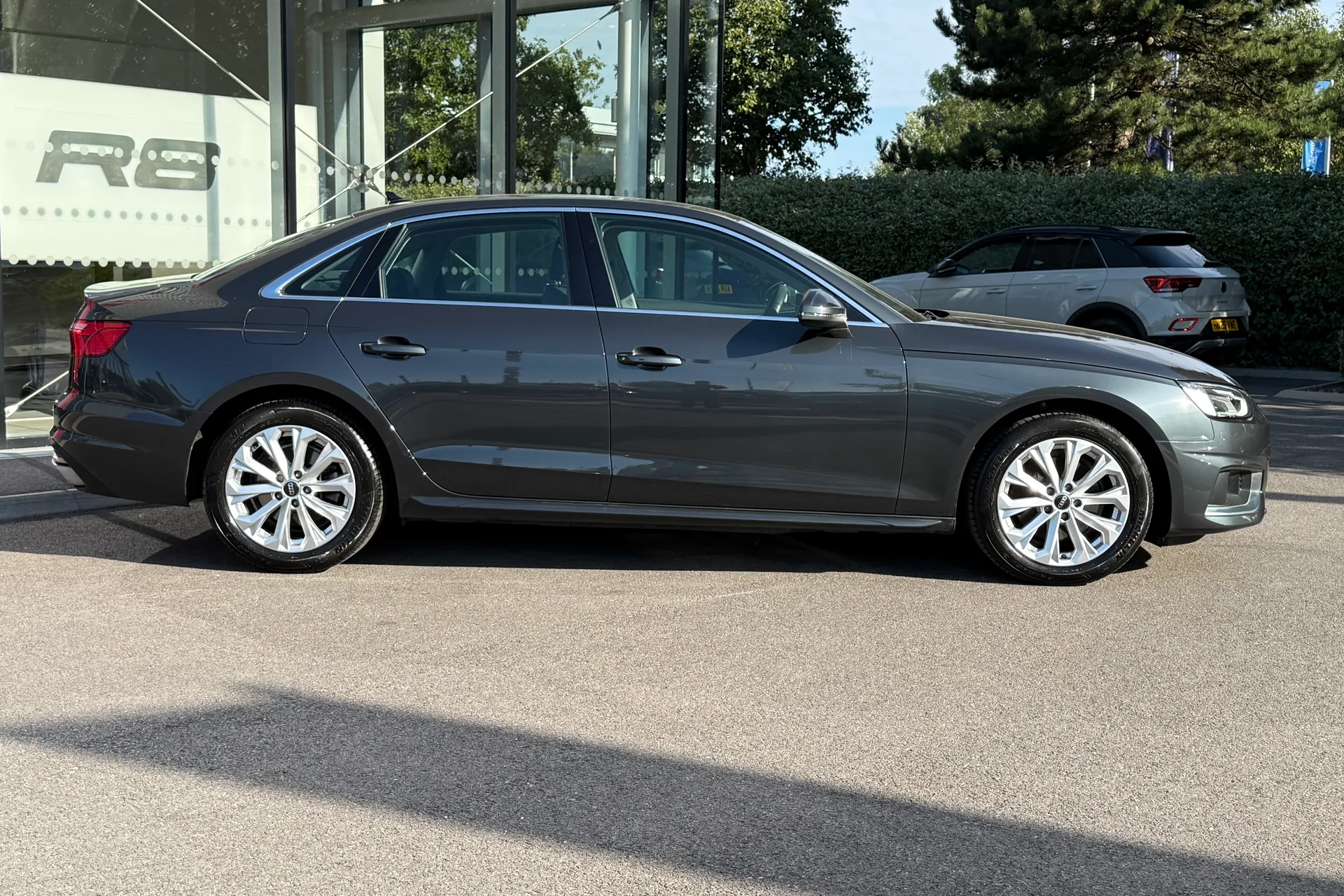 Audi A4 thumbnail image number 2