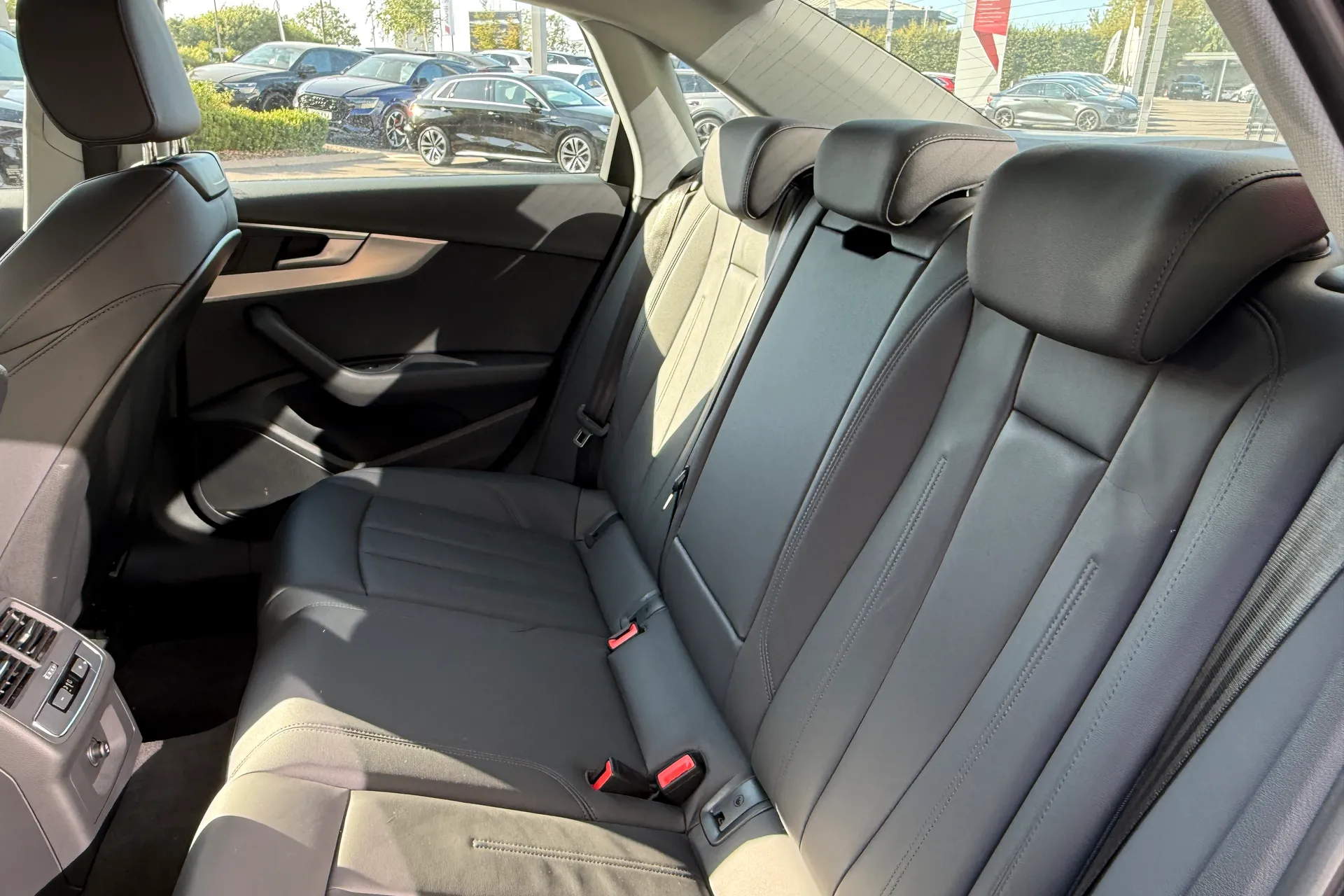 Audi A4 thumbnail image number 28