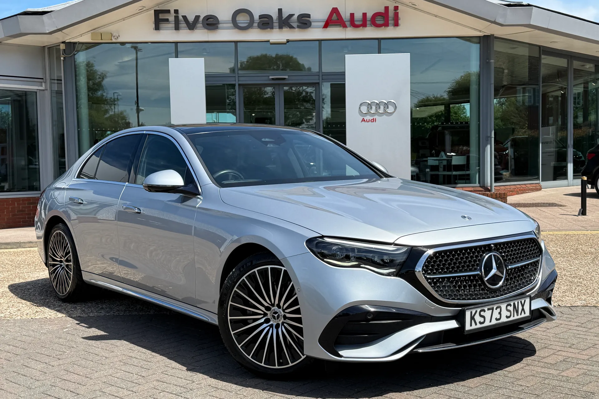 MERCEDES-BENZ E CLASS focused image