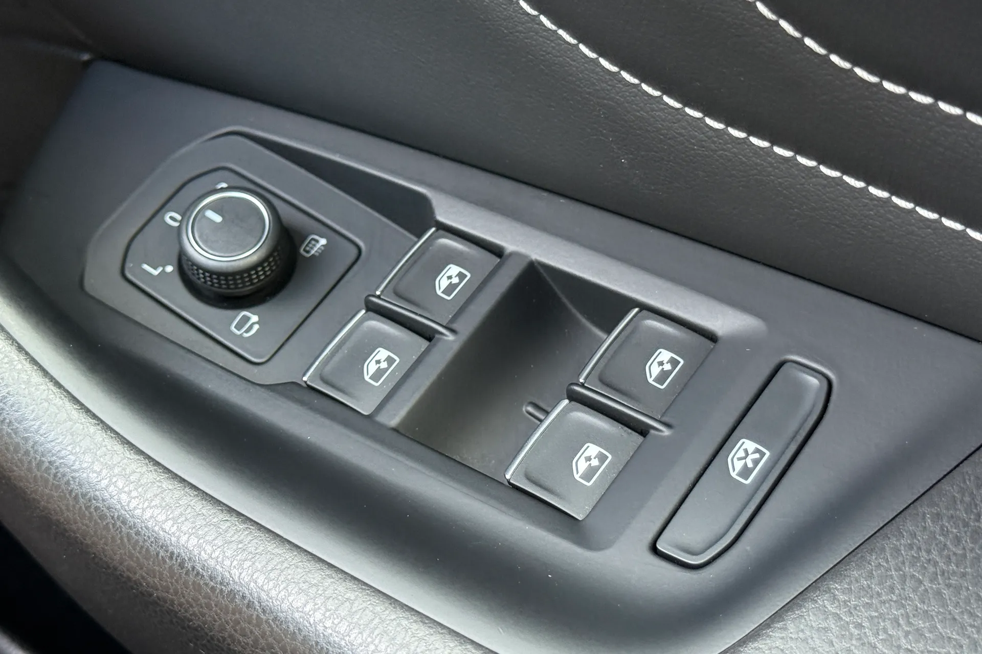 VOLKSWAGEN PASSAT thumbnail image number 13