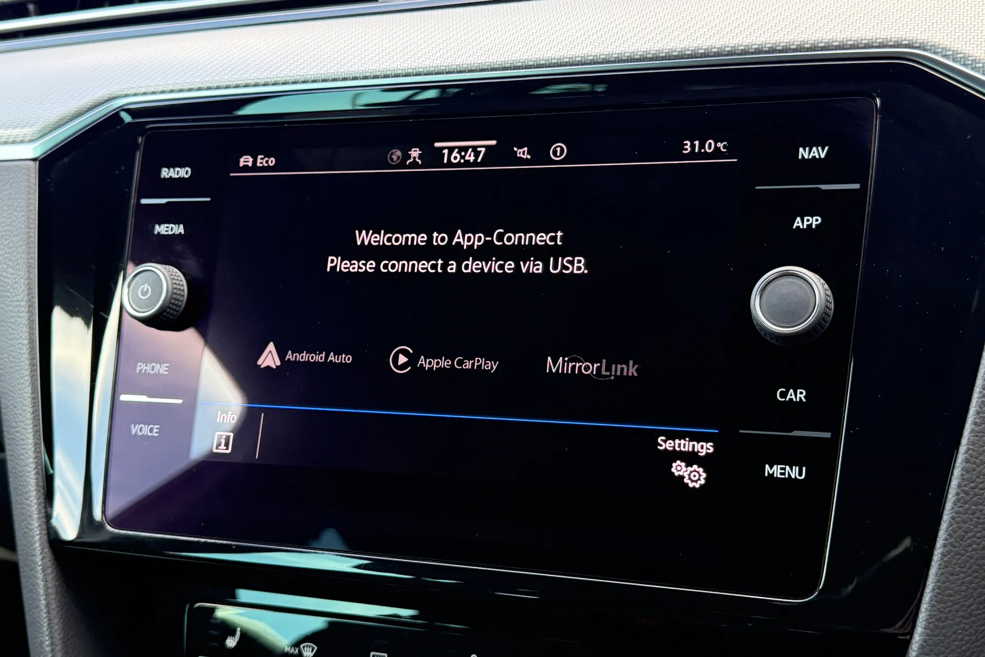 VOLKSWAGEN PASSAT thumbnail image number 9
