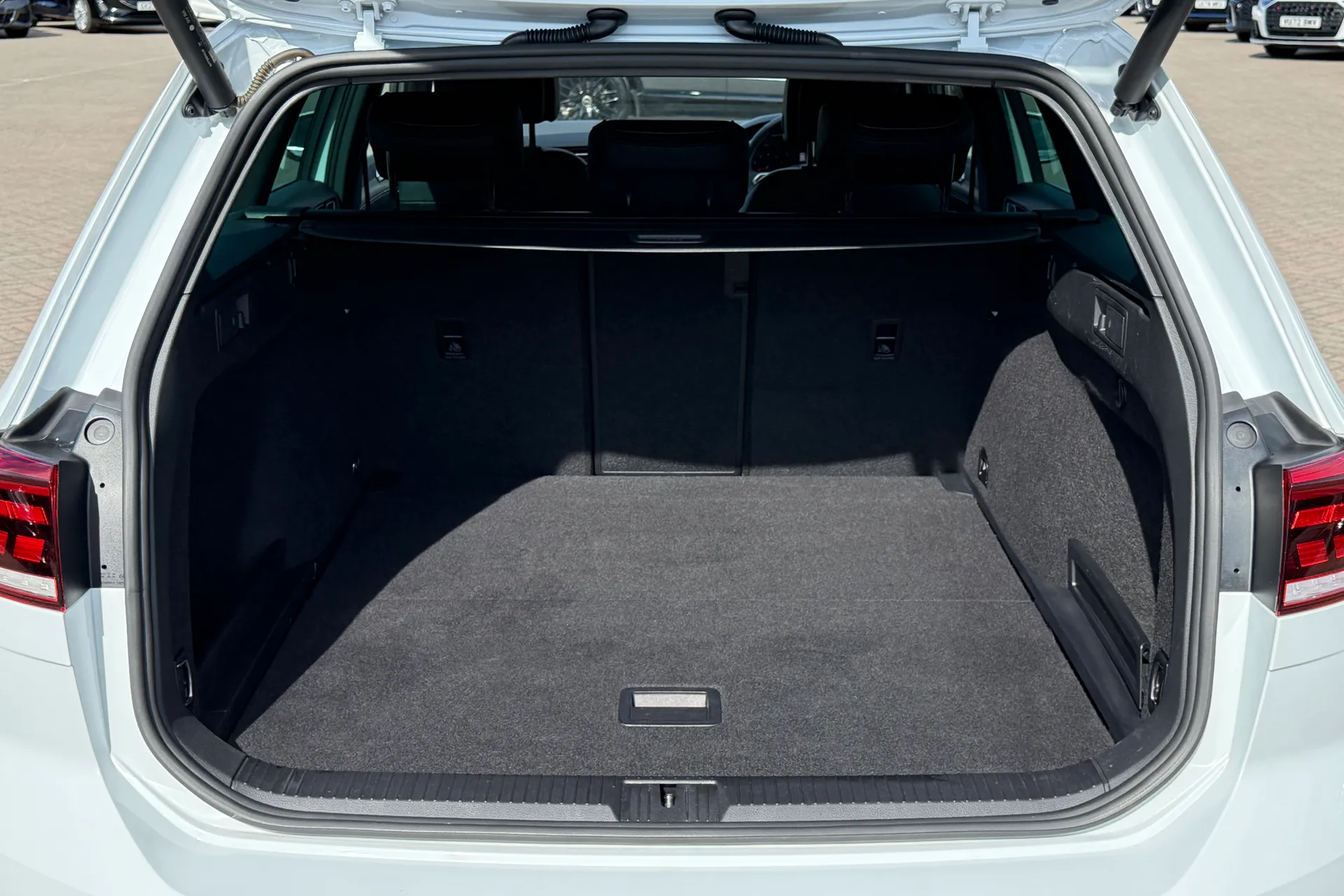 VOLKSWAGEN PASSAT thumbnail image number 30