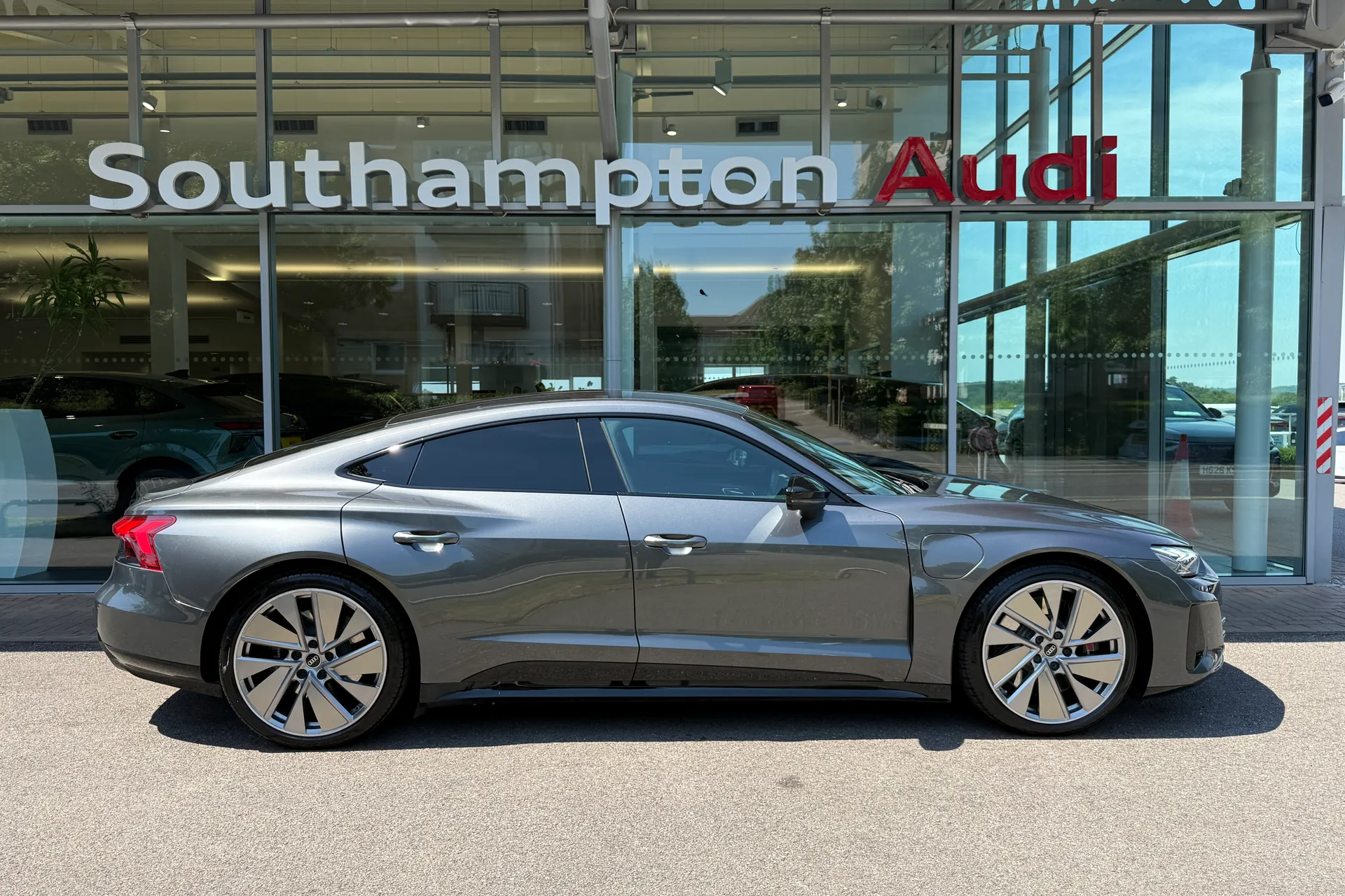 Audi RS e-tron GT thumbnail image number 2
