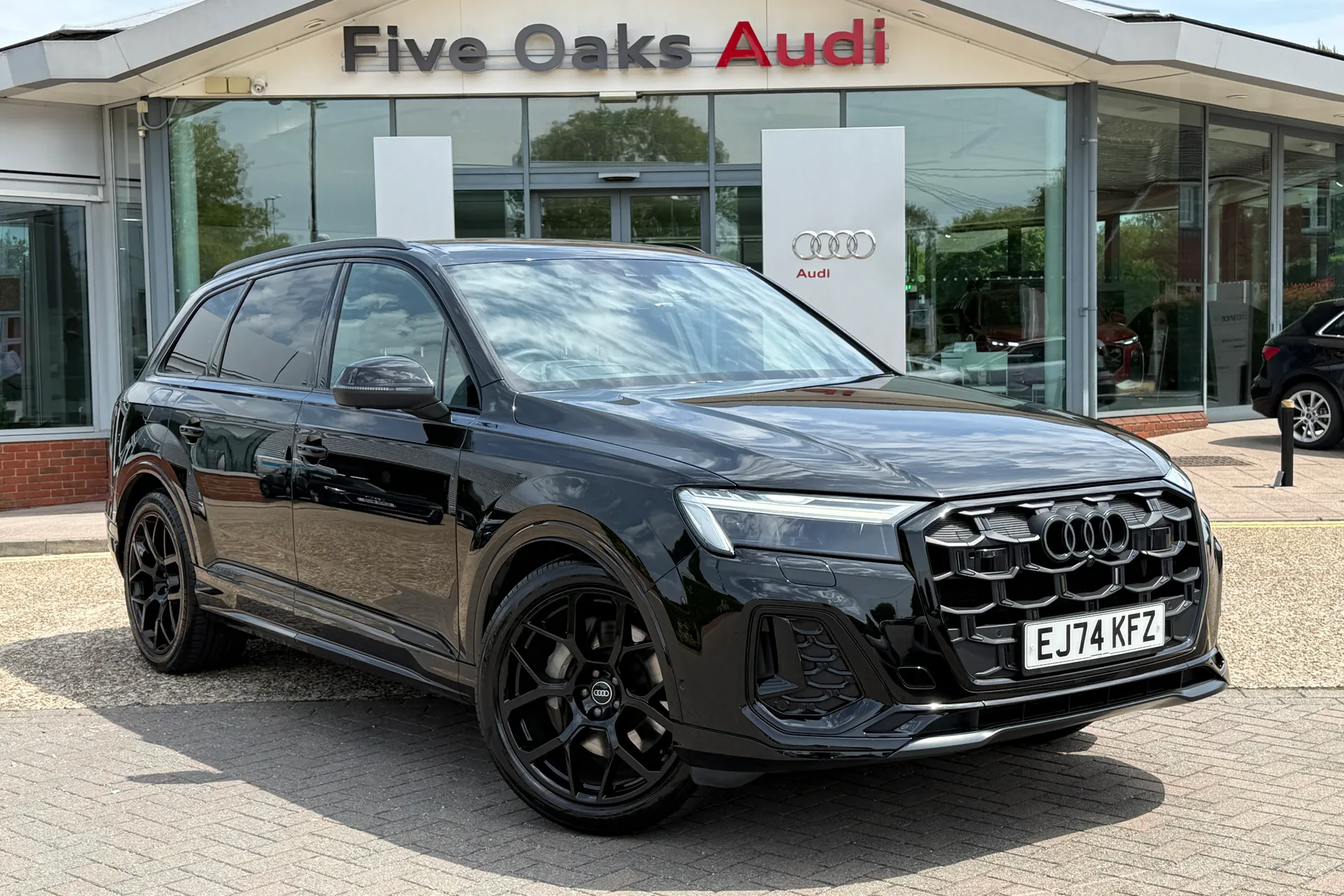 Audi Q7 focused image